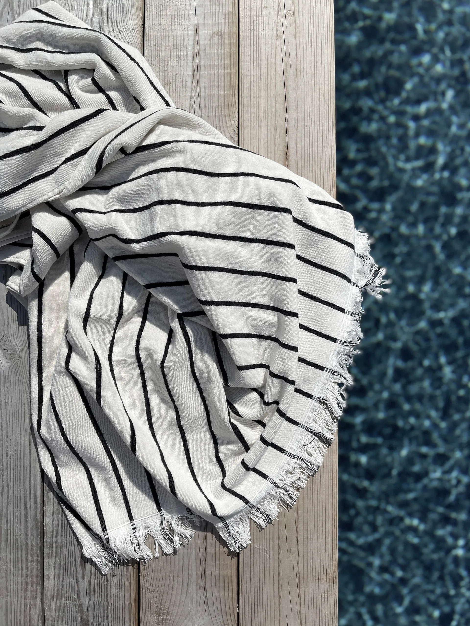 Serviette de bain Juno 100x180 cm, Noir Tell Me More
