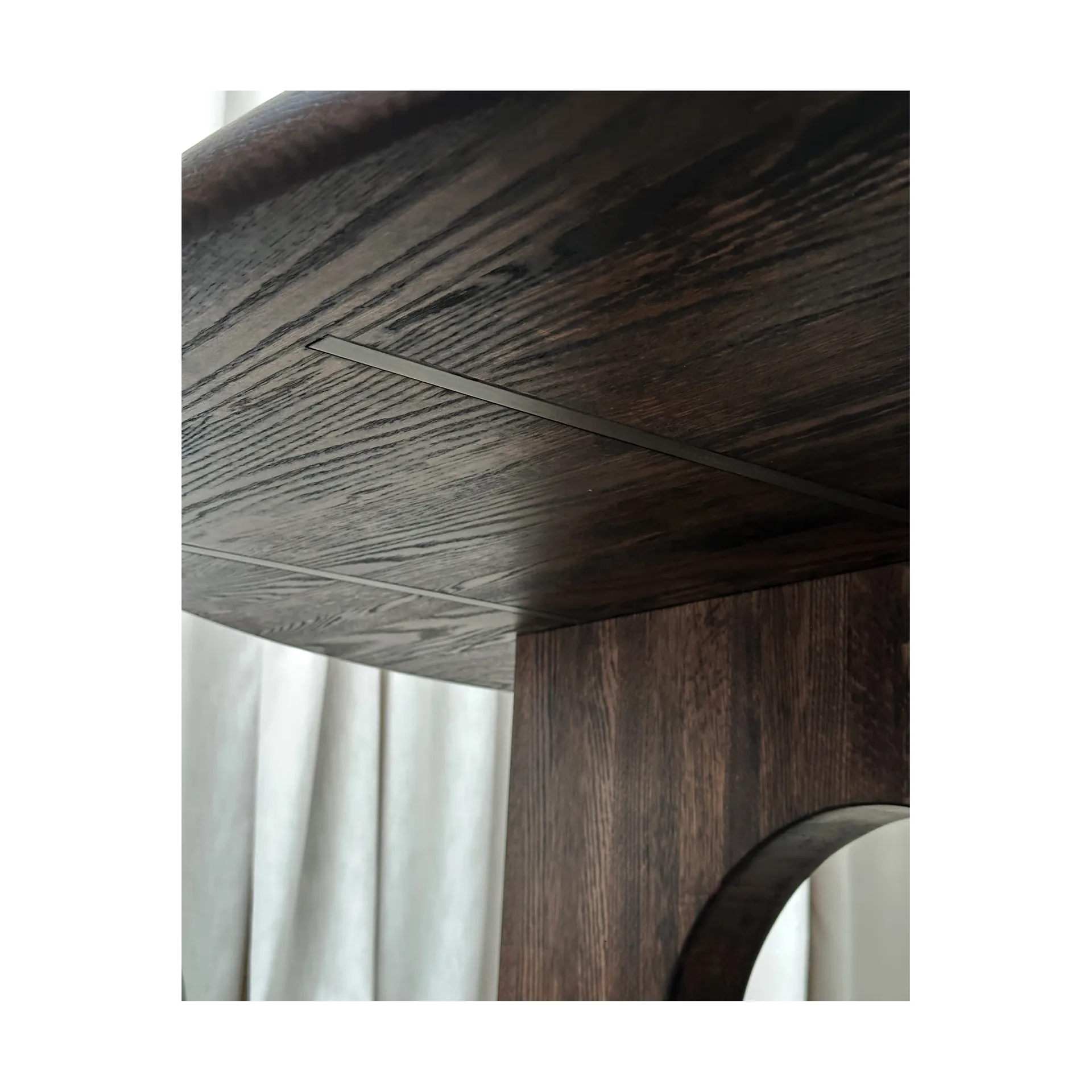 Table à manger Sanders Ø160 cm, Dark stained oak Tinted