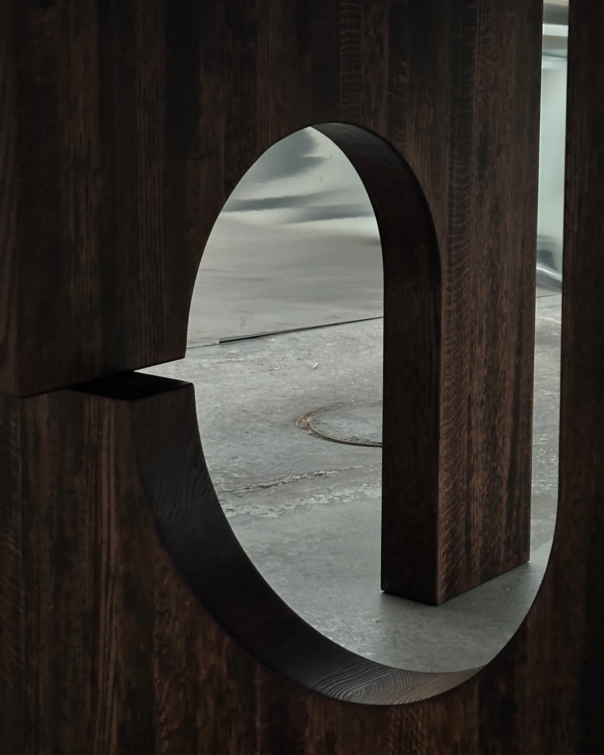 Table à manger Sanders Ø160 cm, Dark stained walnut Tinted