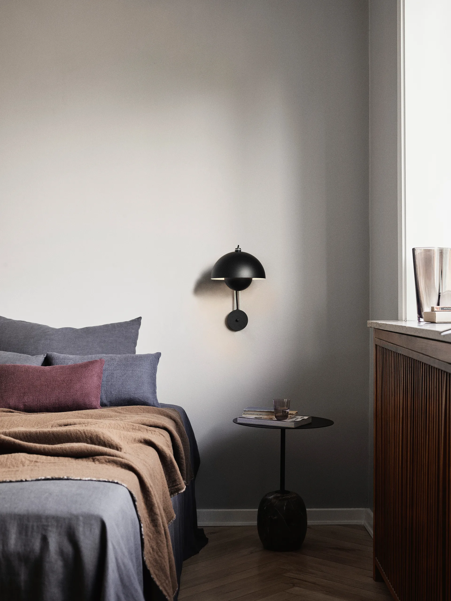 Applique Flowerpot VP8, Matt black &Tradition