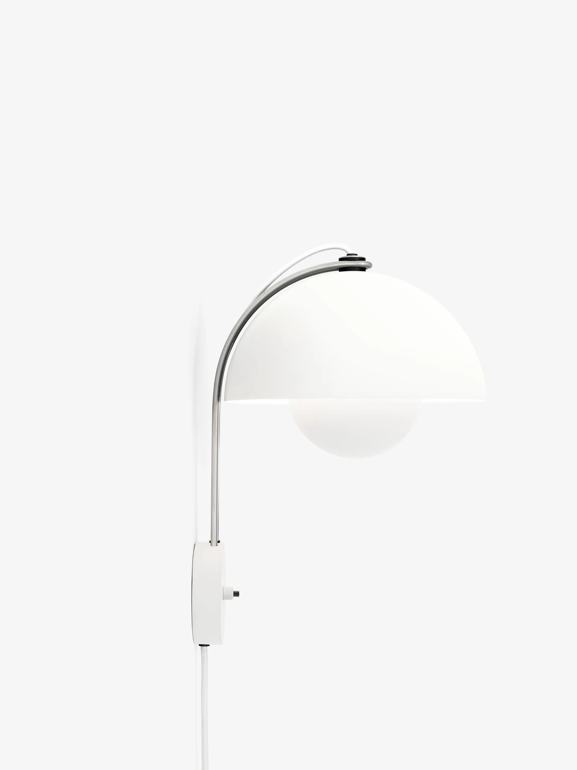 Applique Flowerpot VP8, Matt white &Tradition