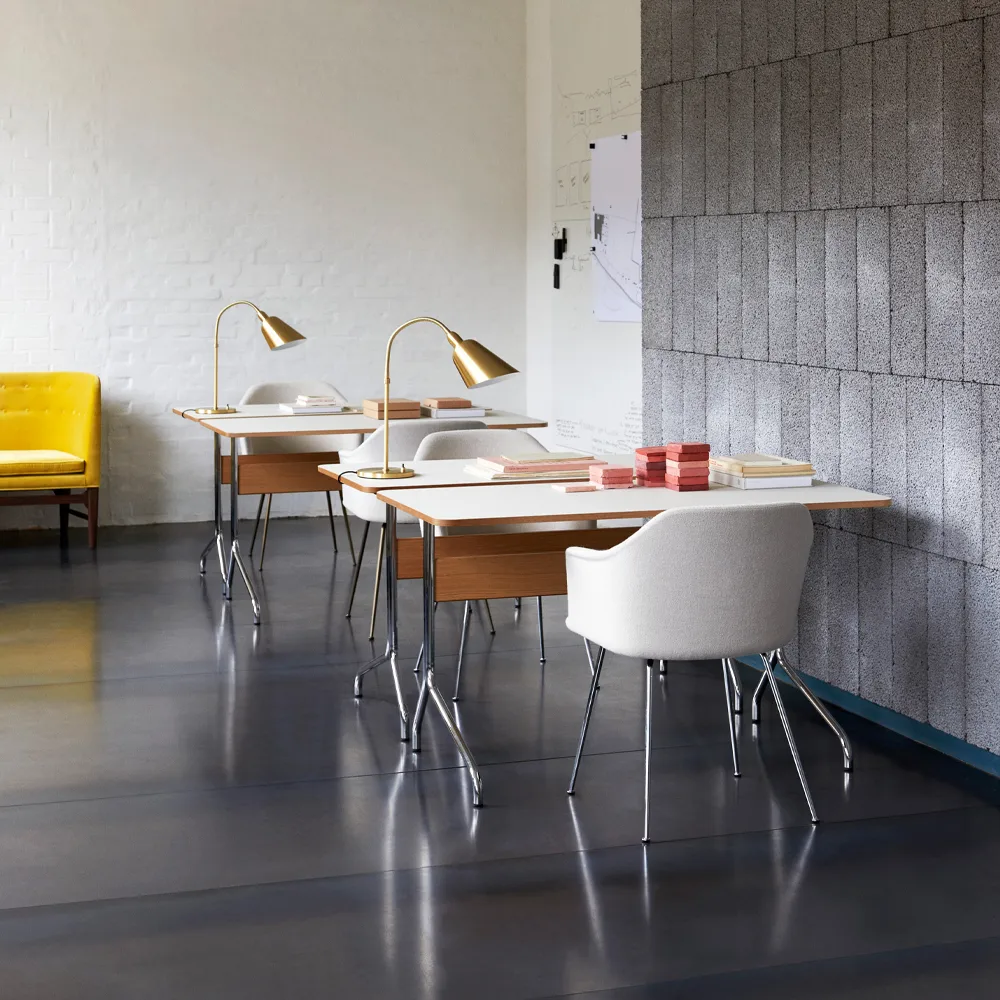 Bureau Pavilion AV16, black linoleum, chêne laqué noir, pieds noir &Tradition