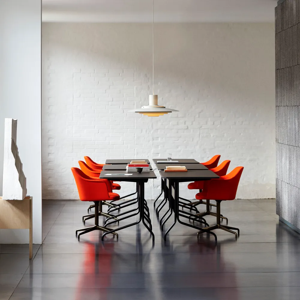 Bureau Pavilion AV16, black linoleum, chêne laqué noir, pieds noir &Tradition