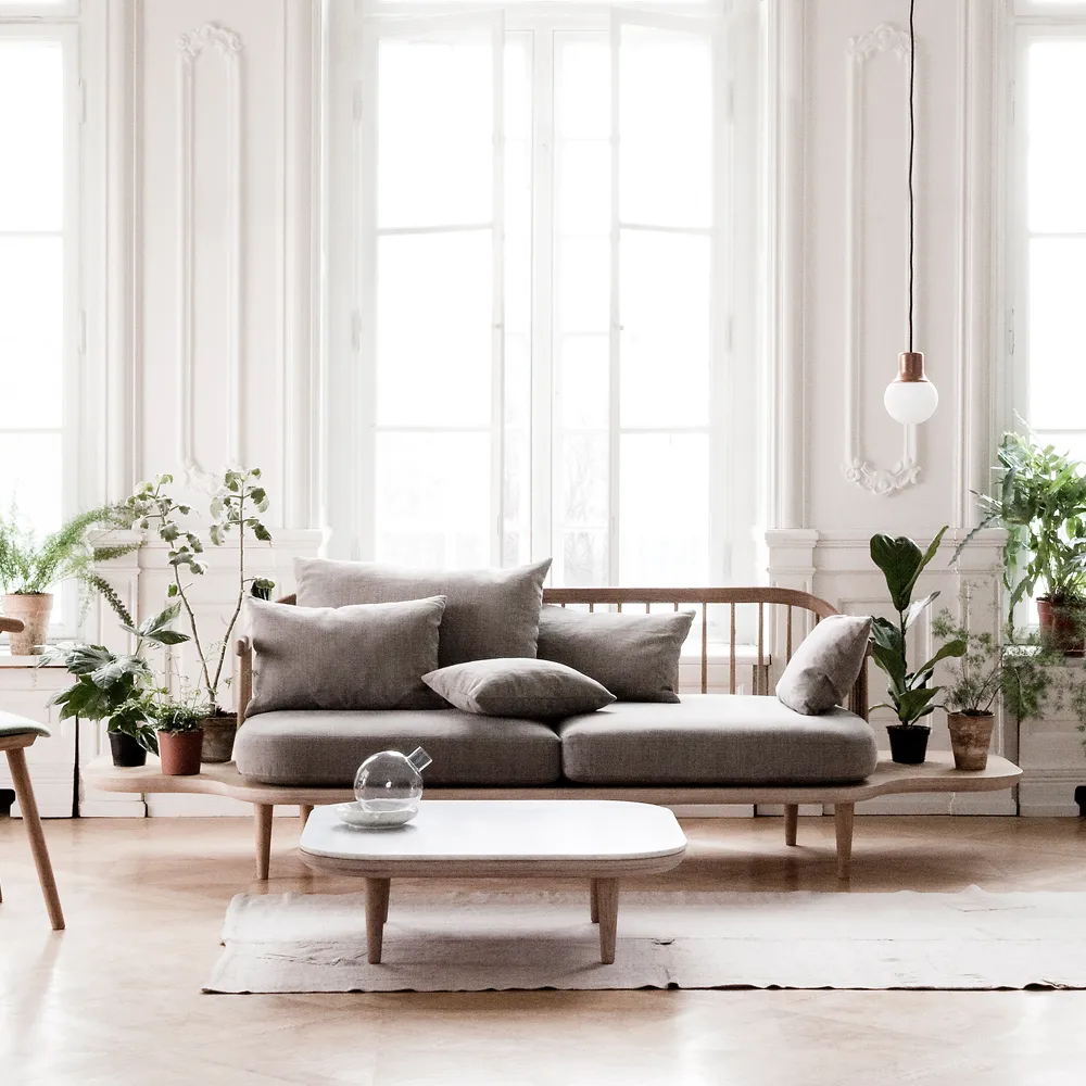 Canapé Fly SC3, tissu hot madison 094 gris clair, structure en chêne huilé blanc et tables d’appoint &Tradition