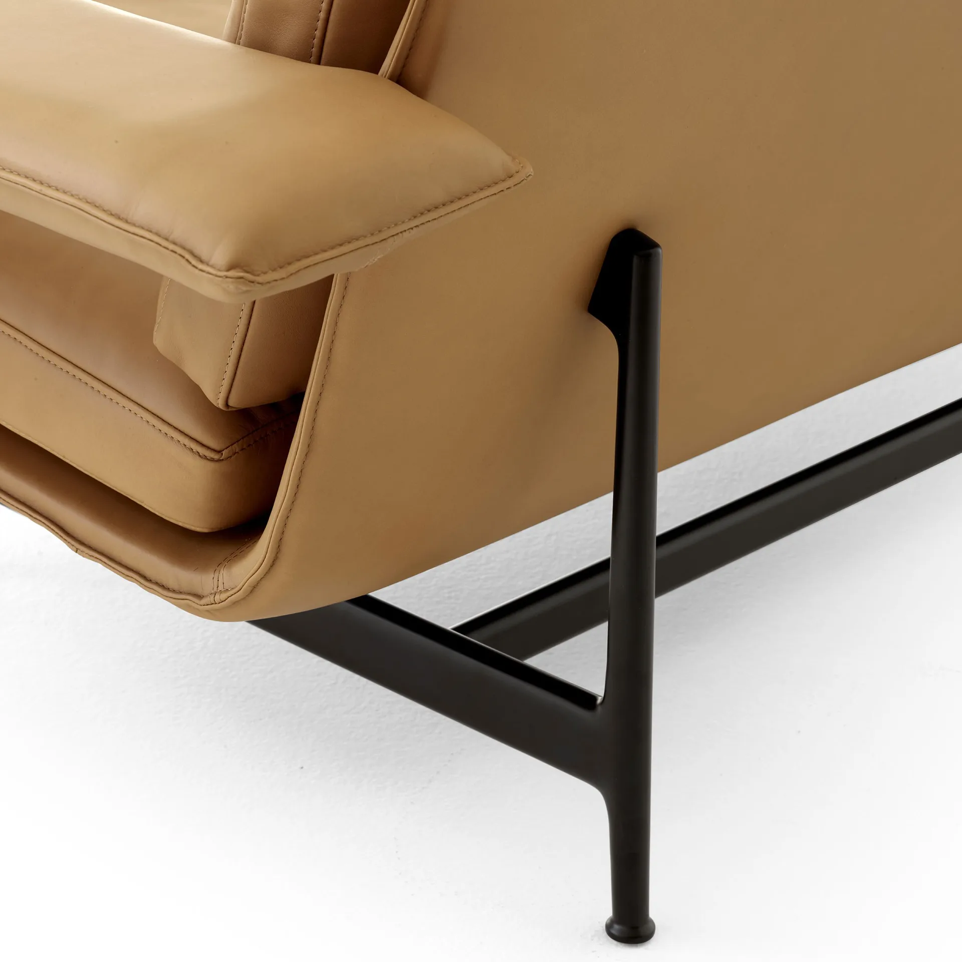 Canapé Meantime AV30 2 places, Warm black-Noble leather Cognac &Tradition