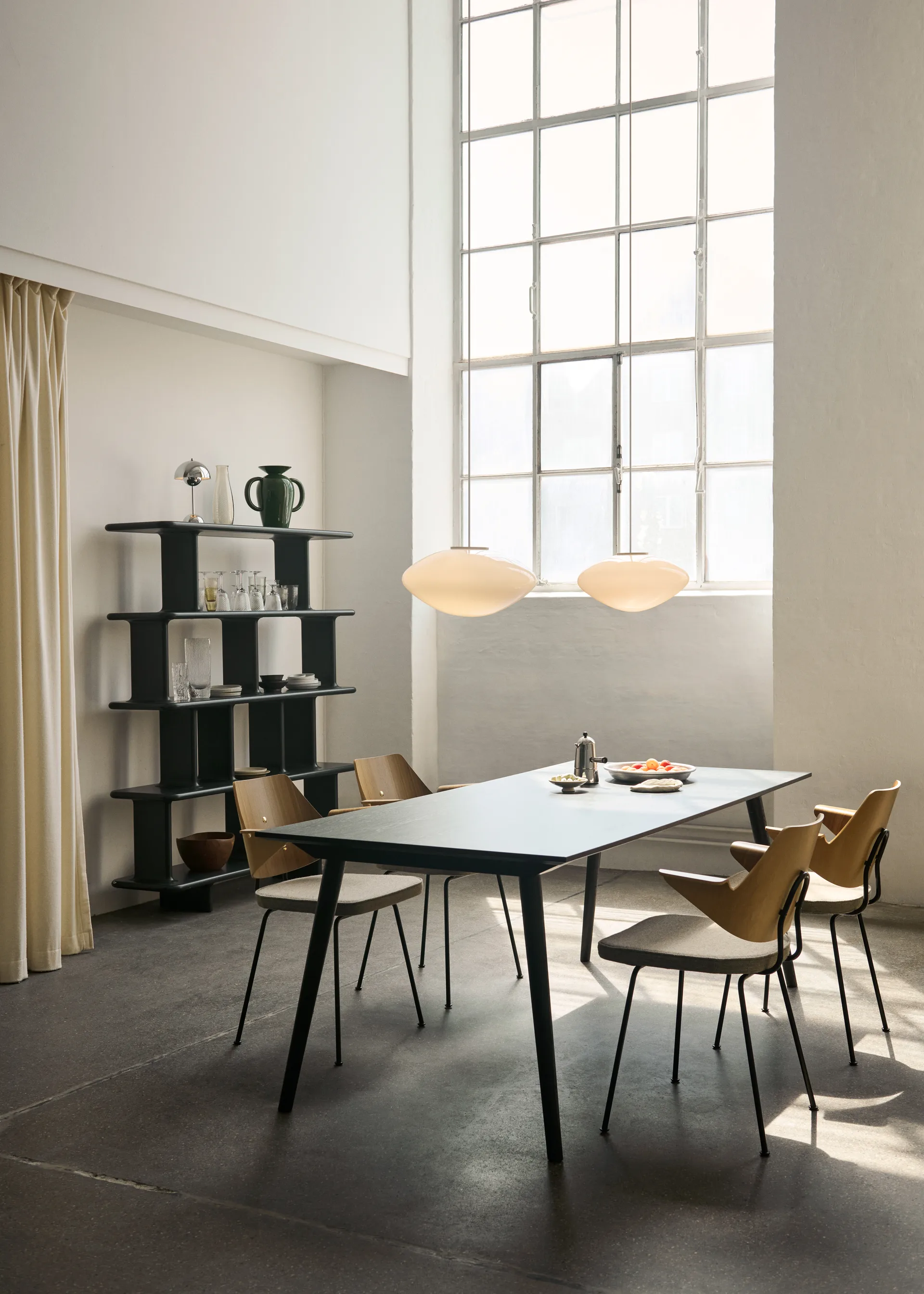 Chaise à accoudoirs RFH RD7, Walnut-beech-brown &Tradition