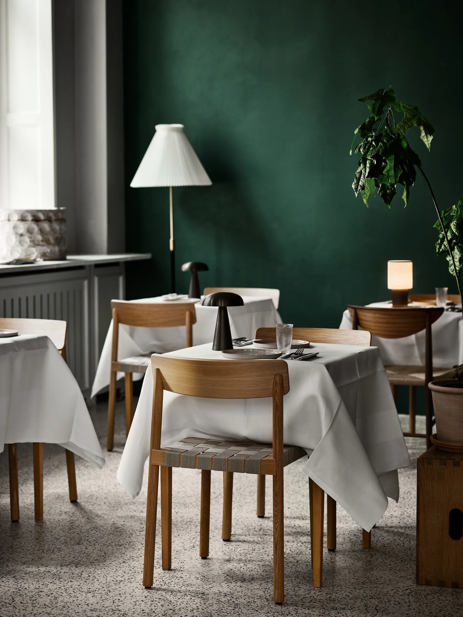 Chaise Betty TK1, Chêne, assise en ruban de lin tressé naturel &Tradition