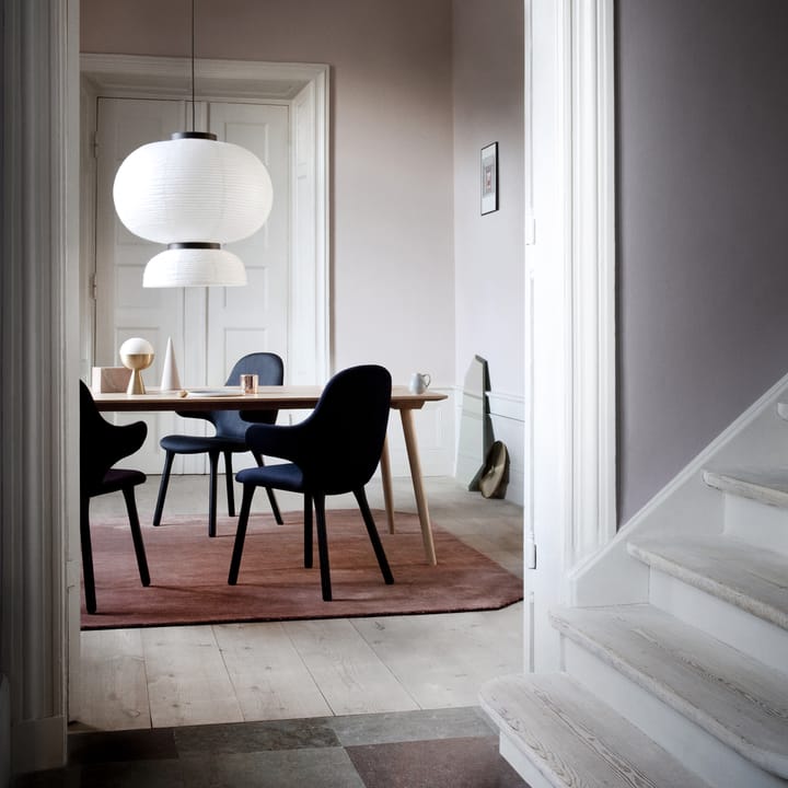 Chaise Catch JH1, Balder 782 dark blue-chêne noir &Tradition
