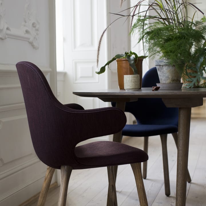 Chaise Catch JH1, Balder 782 dark blue-chêne noir &Tradition