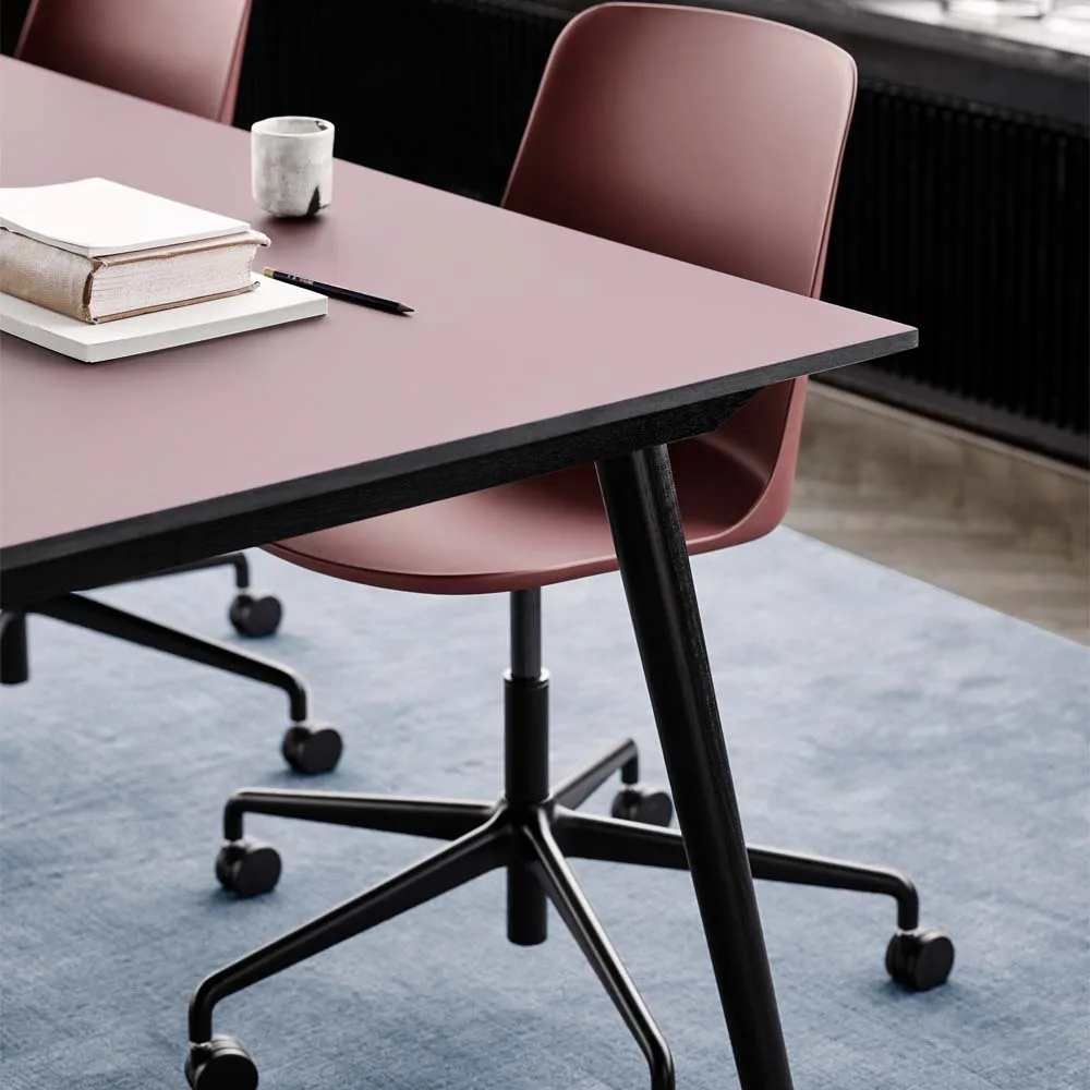 Chaise de bureau Rely HW28, red brown, structure tournante noire &Tradition