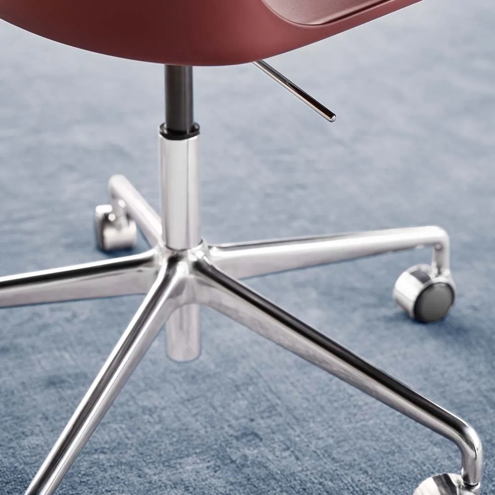 Chaise de bureau Rely HW28, red brown, structure tournante noire &Tradition