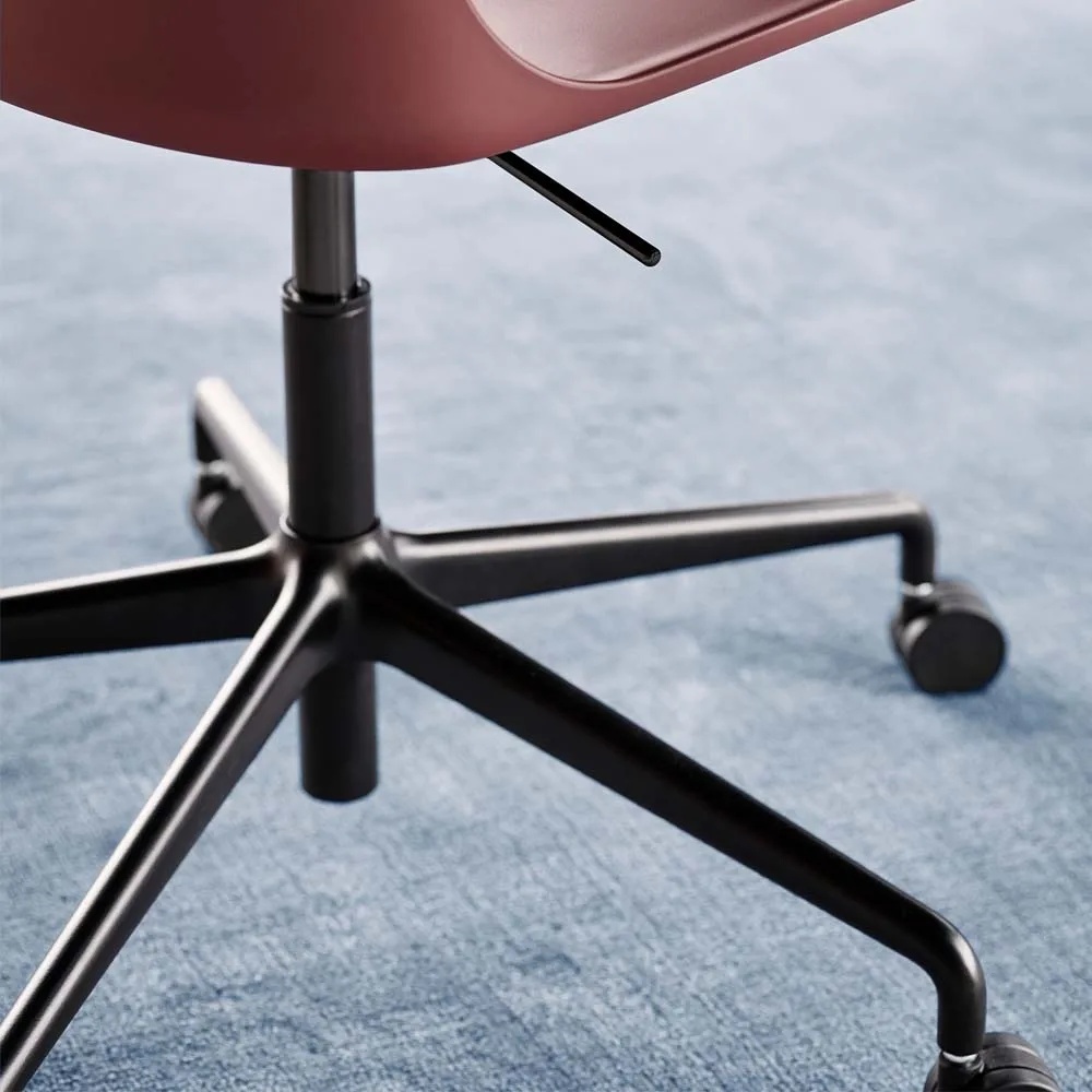 Chaise de bureau Rely HW28, red brown, structure tournante noire &Tradition