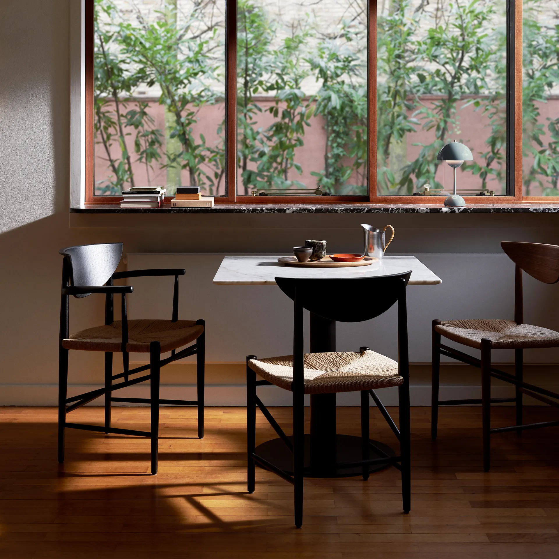 Chaise Drawn HM4 avec accoudoirs, Chêne noir &Tradition