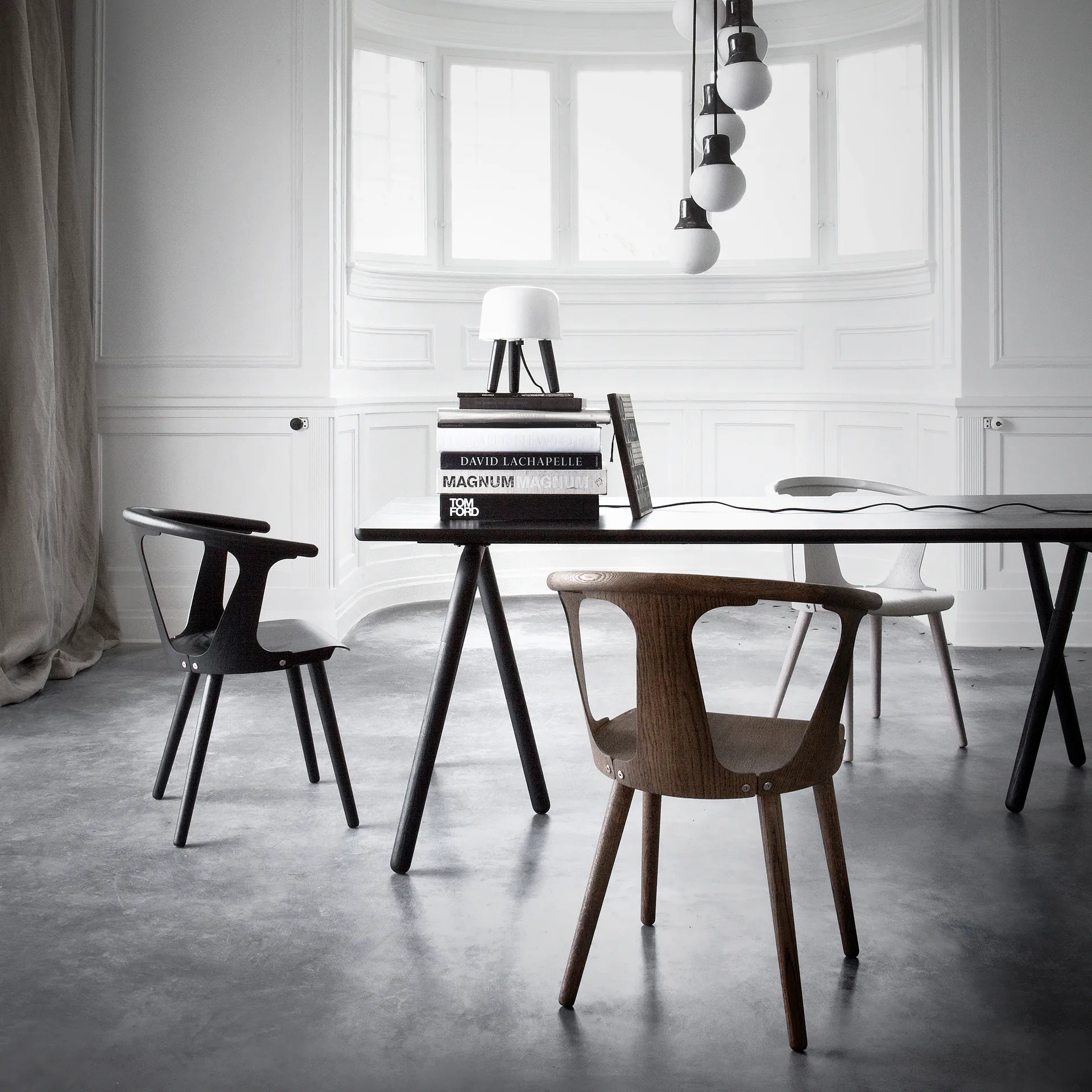 Chaise In Between SK1, chêne huilé fumé &Tradition