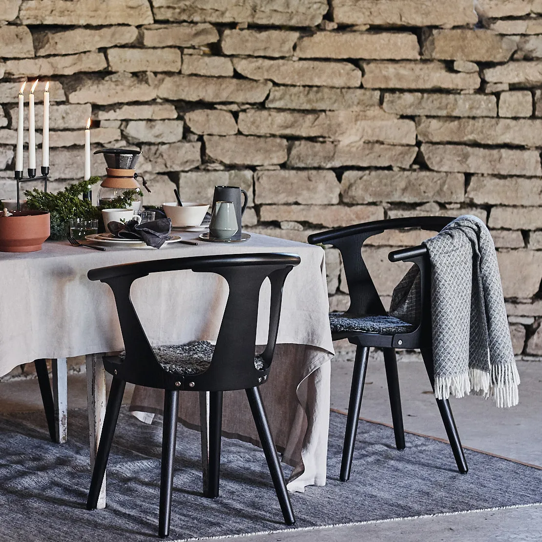 Chaise In Between SK1, frêne vernis noir &Tradition