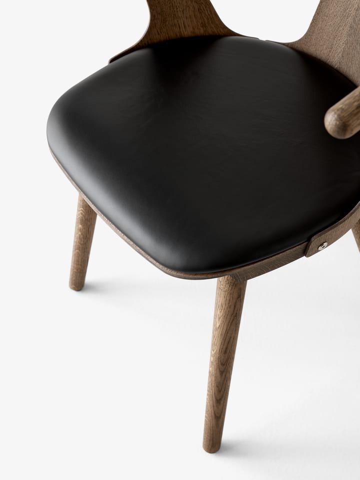 Chaise In Between SK2, Chêne fumé huilé-Noble cuir noir &Tradition
