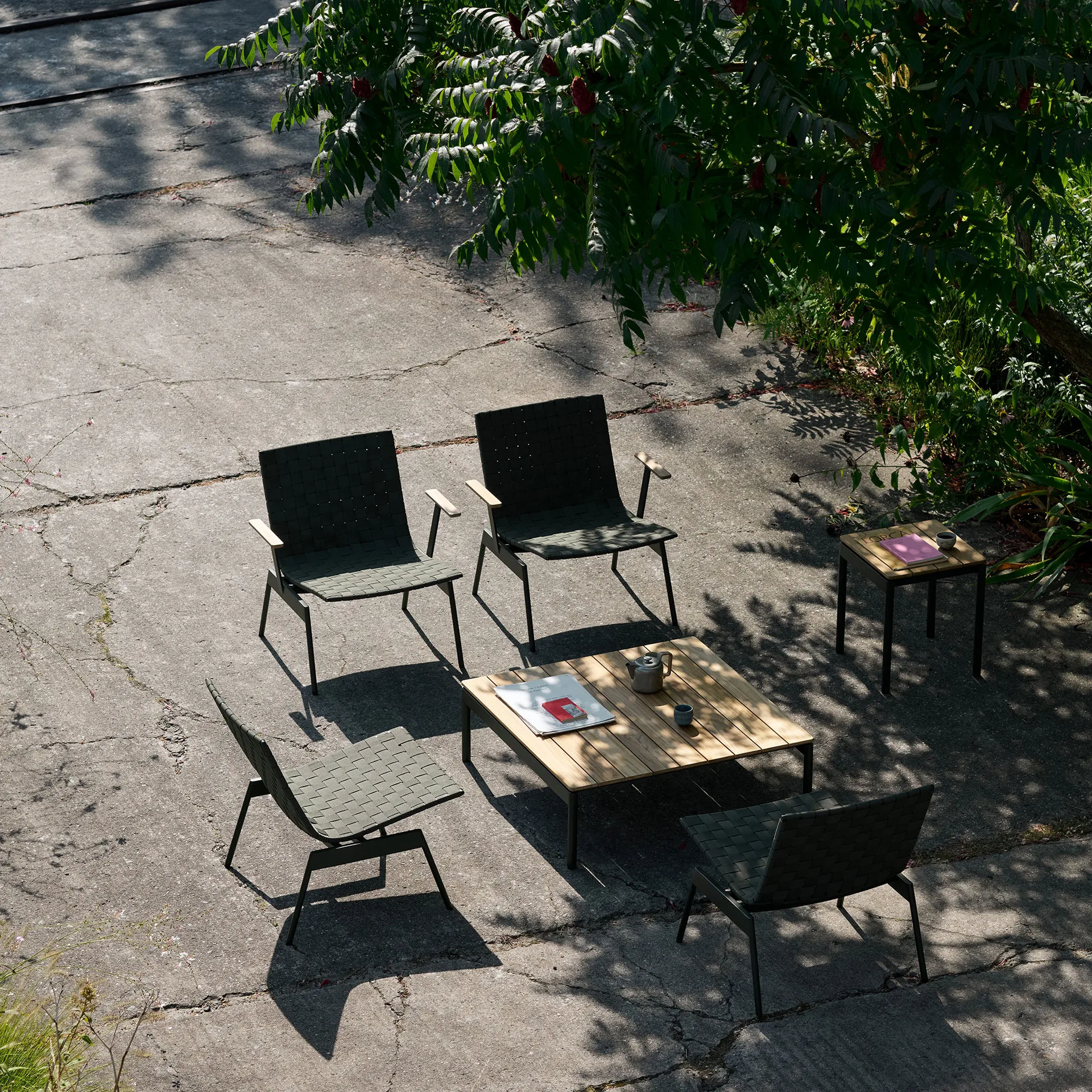 Chaise longue Ville Outdoor AV45 avec accoudoirs, Bronze green &Tradition