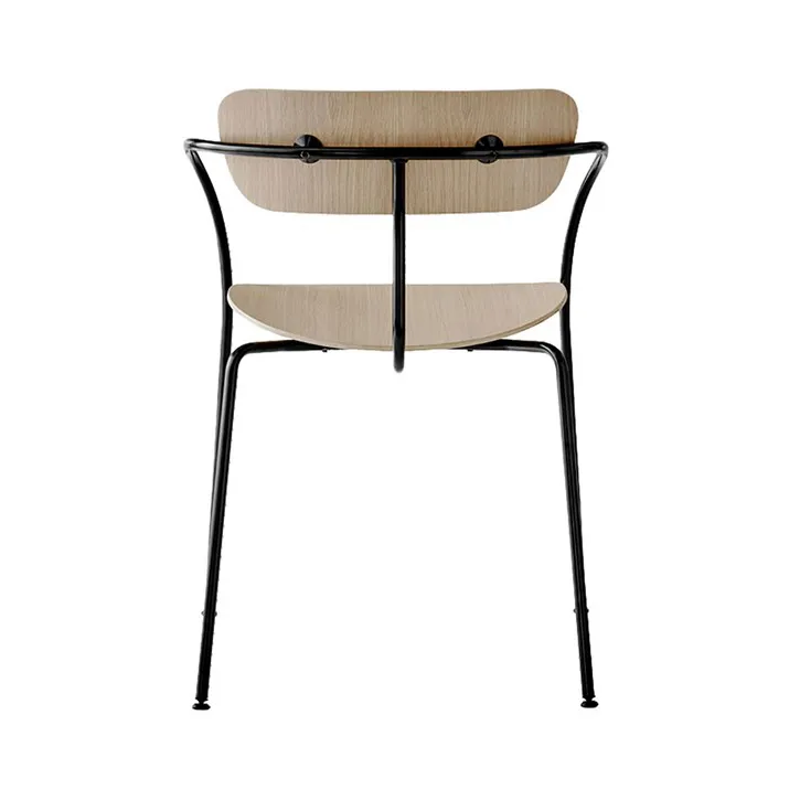 Chaise Pavilion AV2, chêne laqué &Tradition