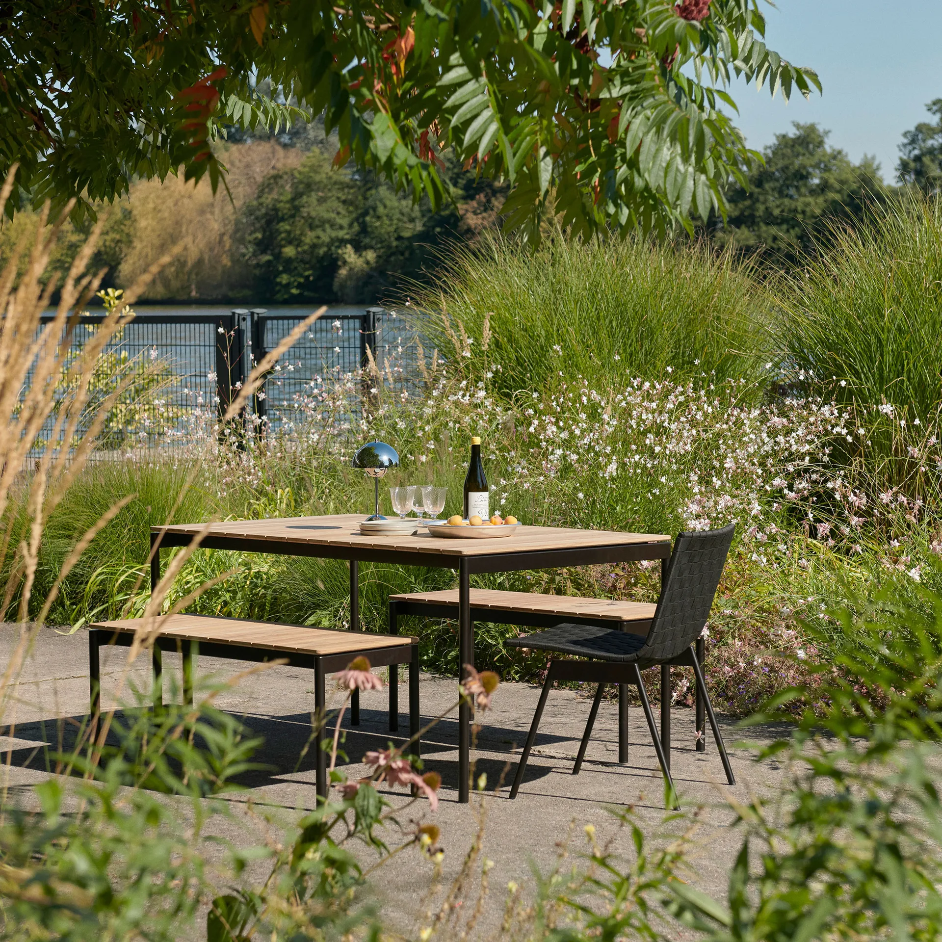 Chaise Ville Outdoor AV33, Warm black &Tradition