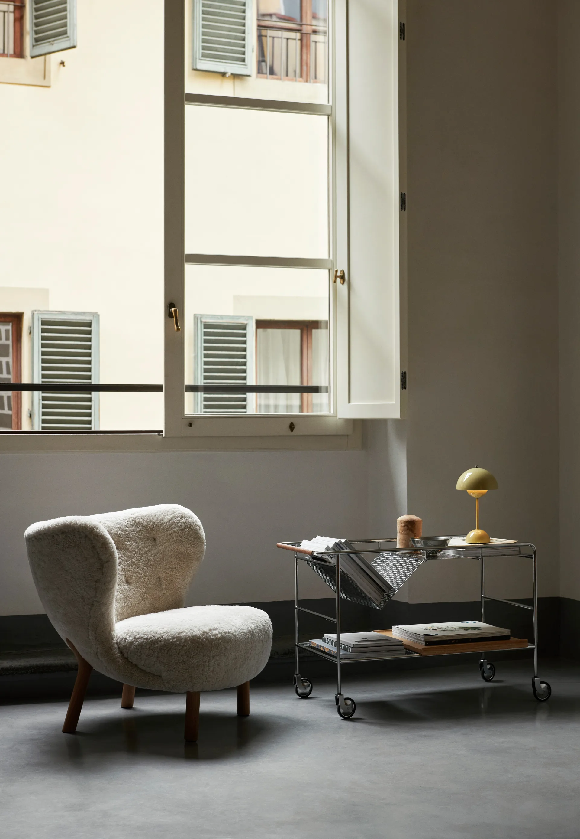 Chariot de rangement Alima verni chêne, Chrome et chêne verni &Tradition