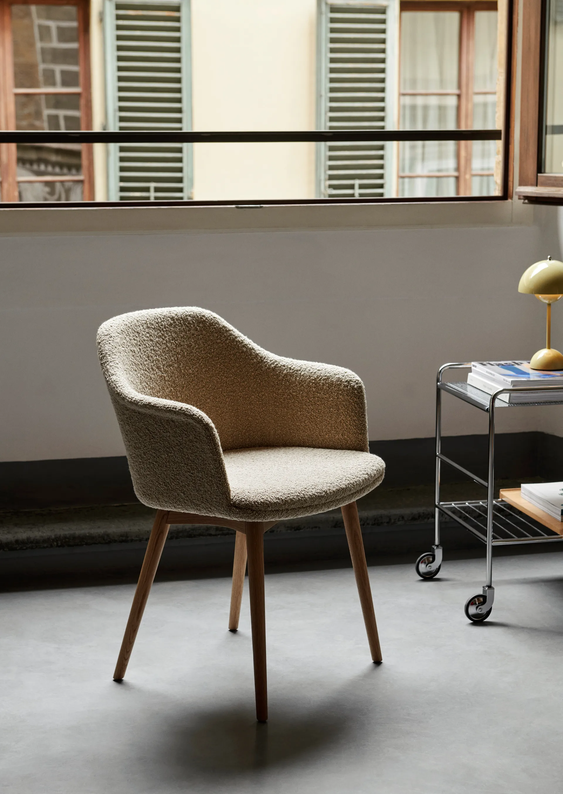 Chariot de rangement Alima verni chêne, Chrome et chêne verni &Tradition