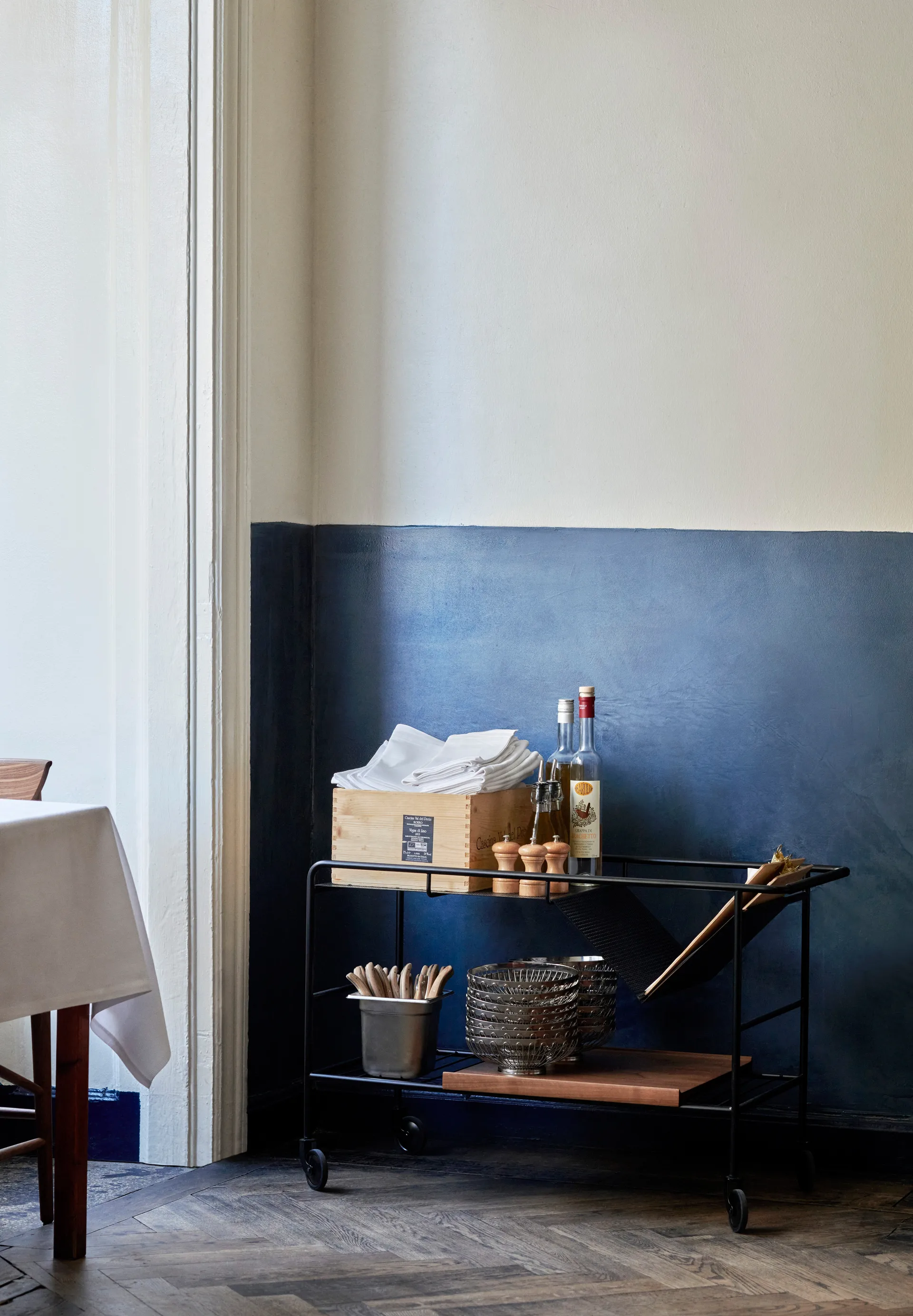 Chariot de rangement Alima verni noyer, Noir et noyer verni &Tradition