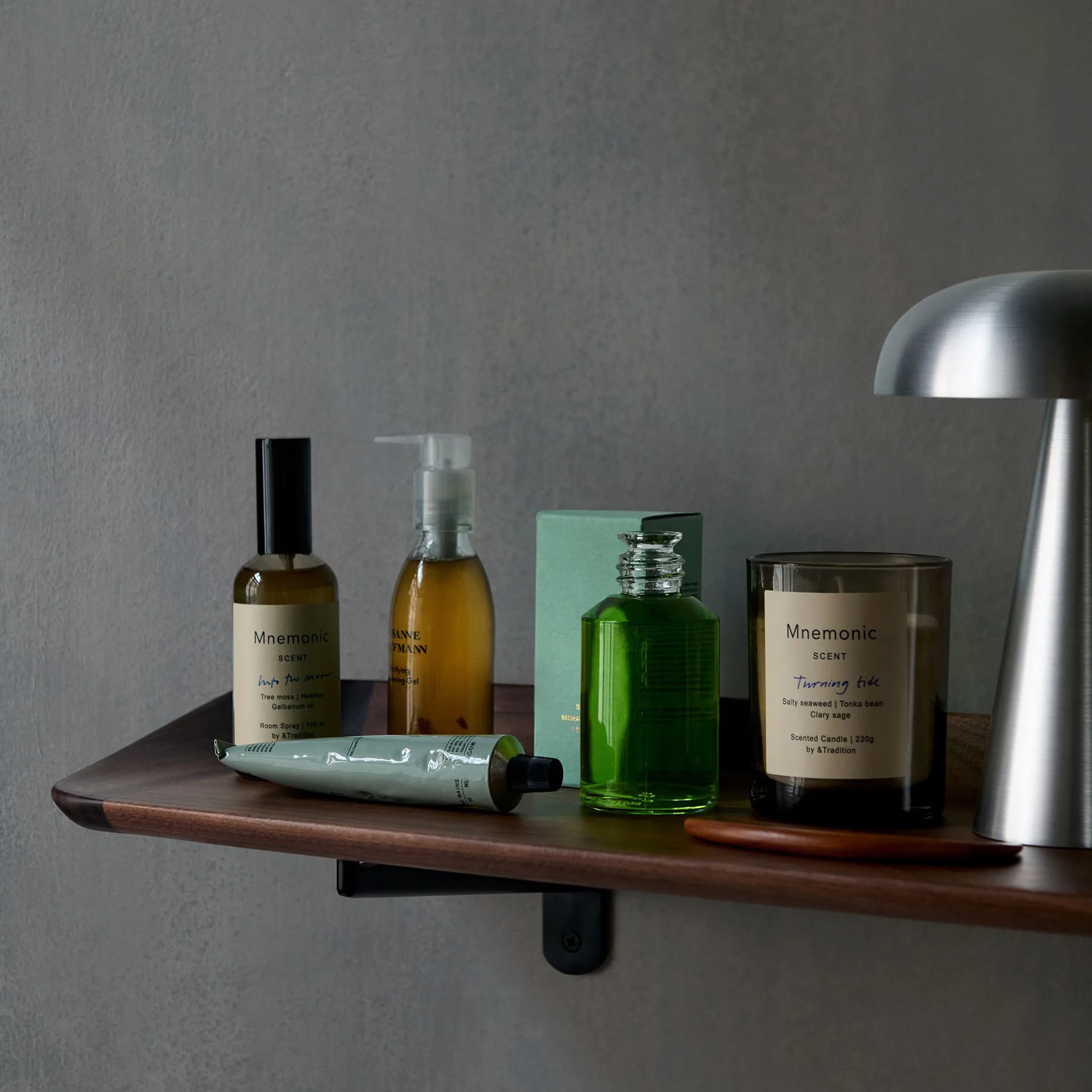 Étagère Guild HM14 75 cm, Solid lacquered walnut &Tradition