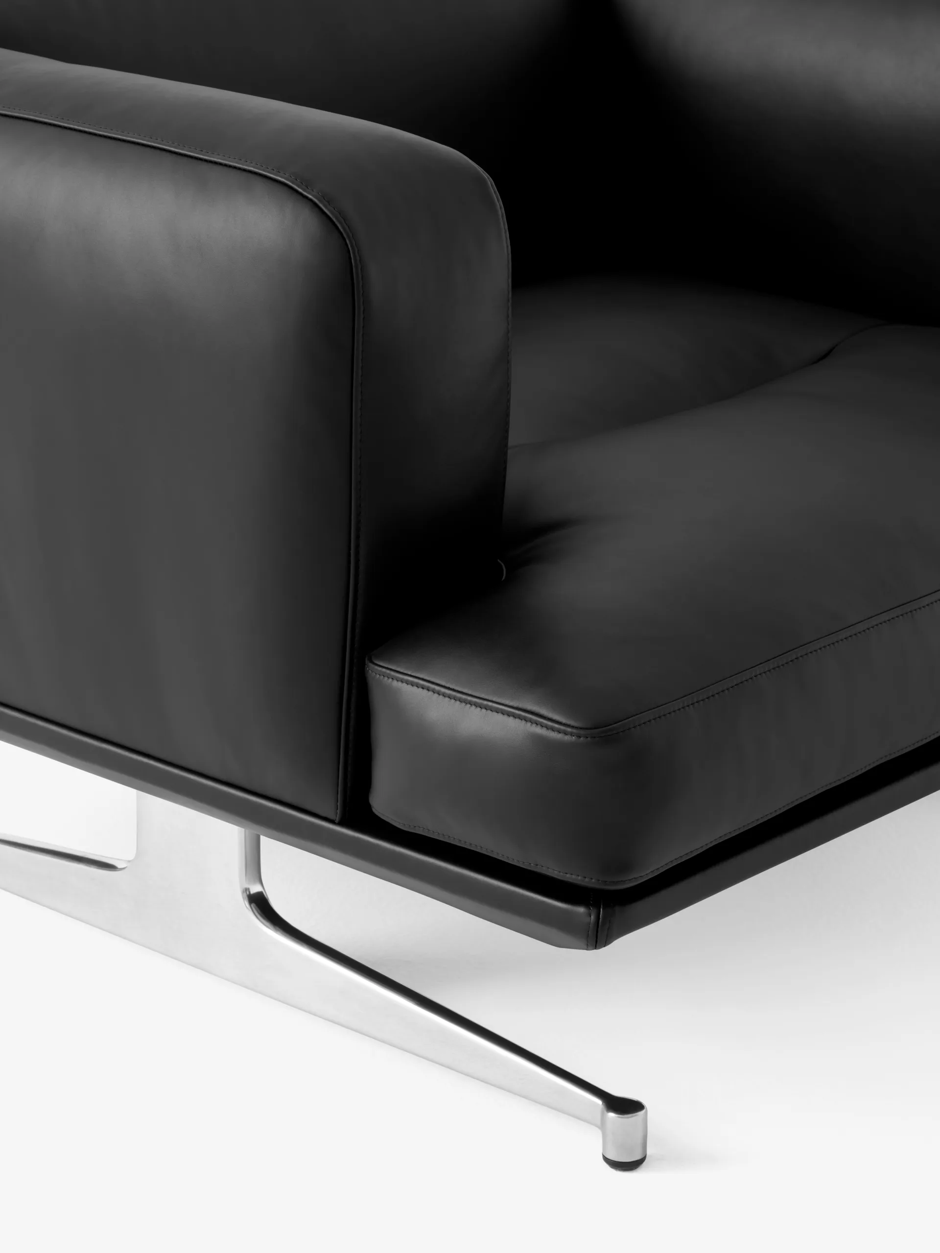 Fauteuil Inland AV21, Aluminium poli noir en cuir noble &Tradition