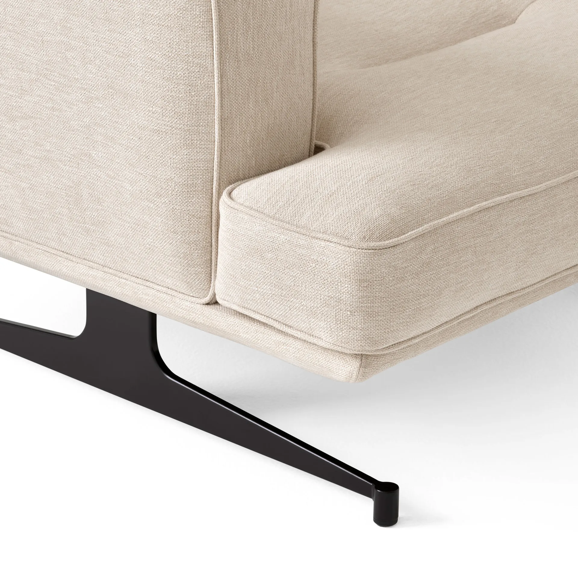 Fauteuil Inland AV21, Argile 0011-noir chaud &Tradition