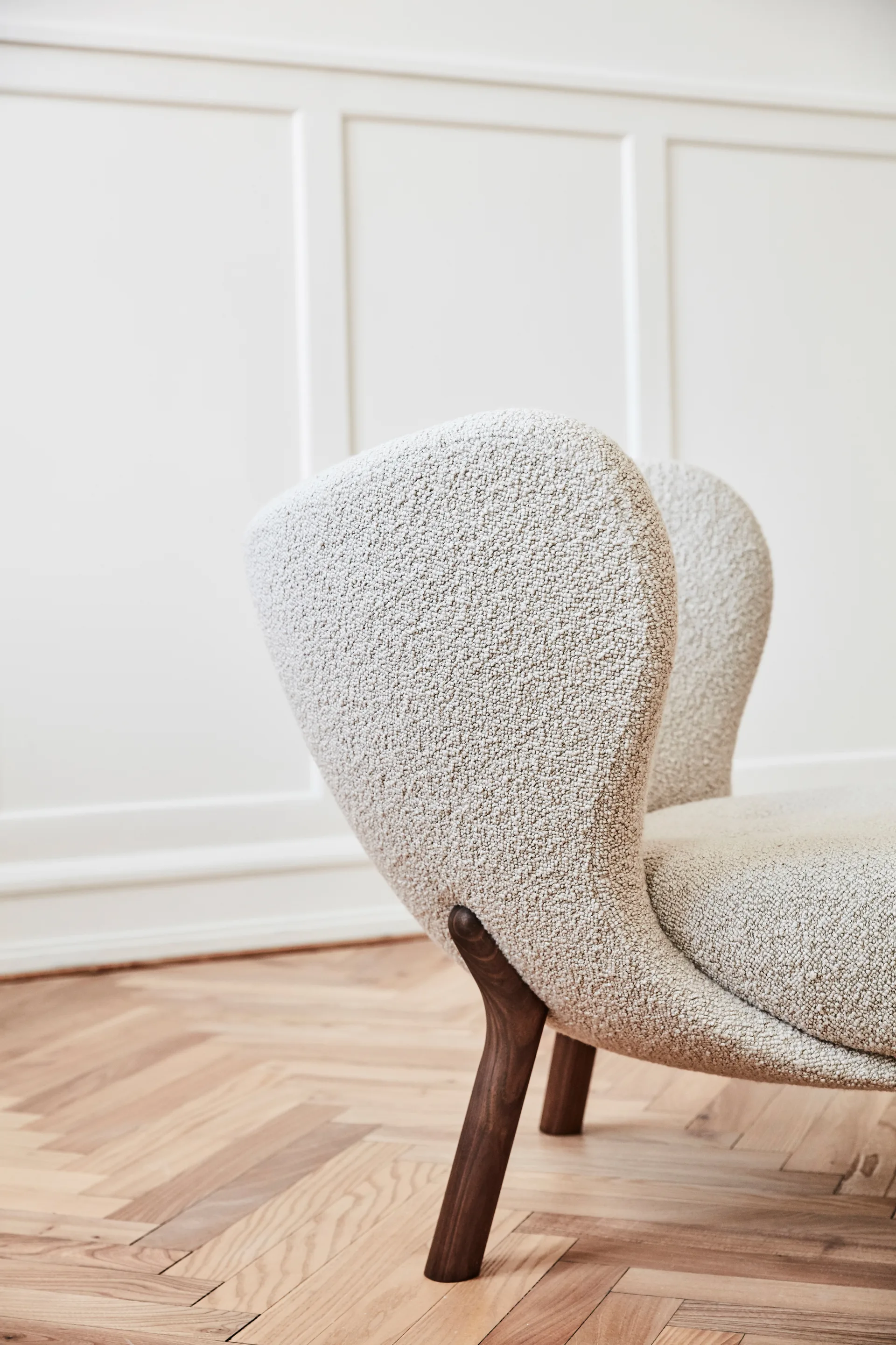 Fauteuil Little Petra VB1, Noyer huilé-Karakorum 003 &Tradition