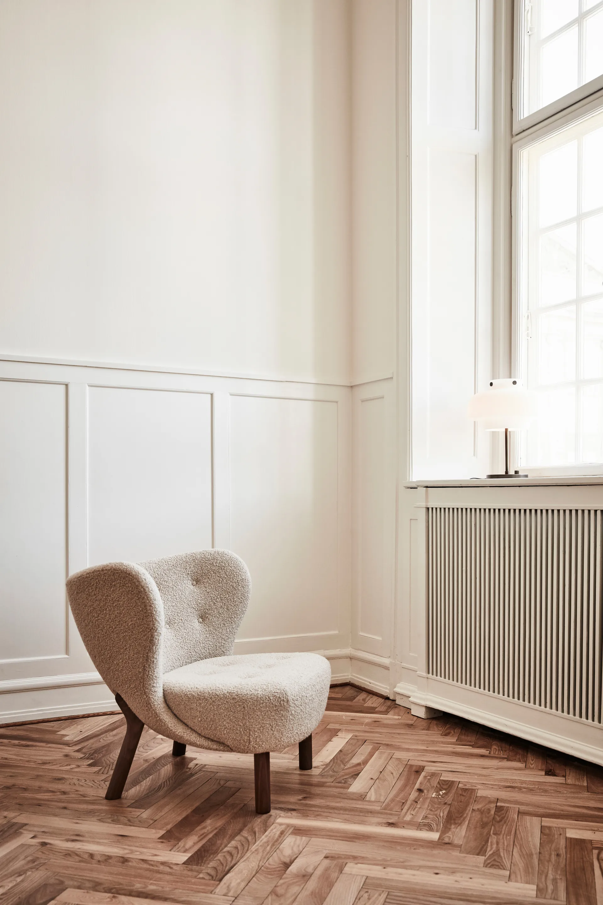 Fauteuil Little Petra VB1, Noyer huilé-Karakorum 003 &Tradition