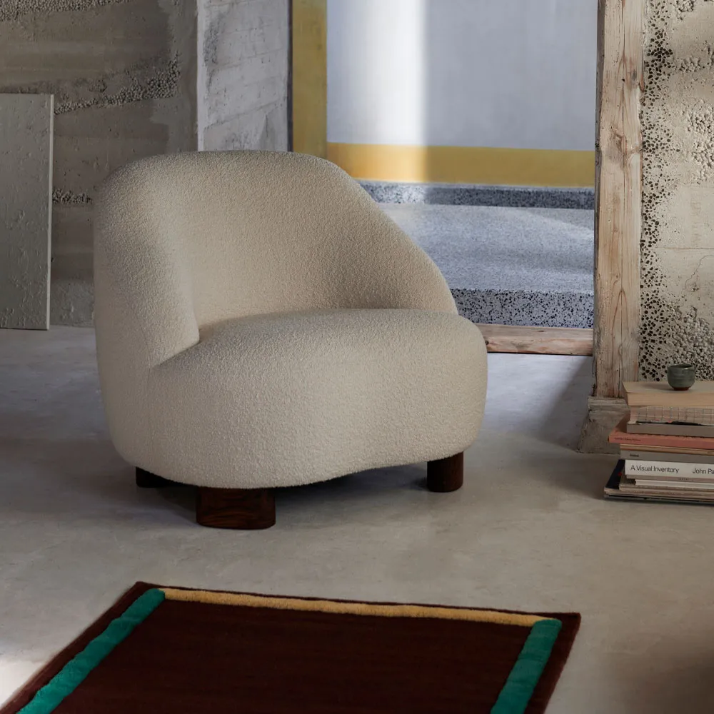 Fauteuil Margas LC1, Karakorum 001 blanc-pieds en noyer &Tradition