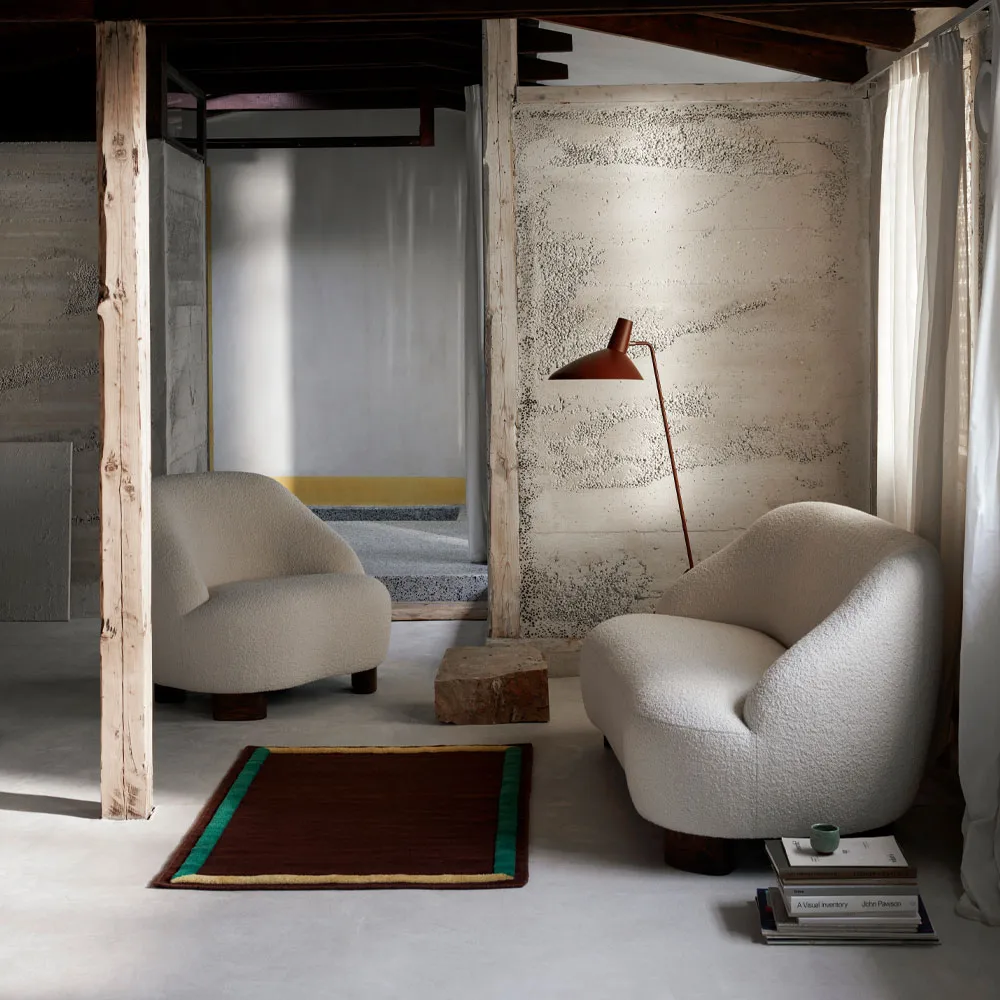 Fauteuil Margas LC1, Karakorum 001 blanc-pieds en noyer &Tradition