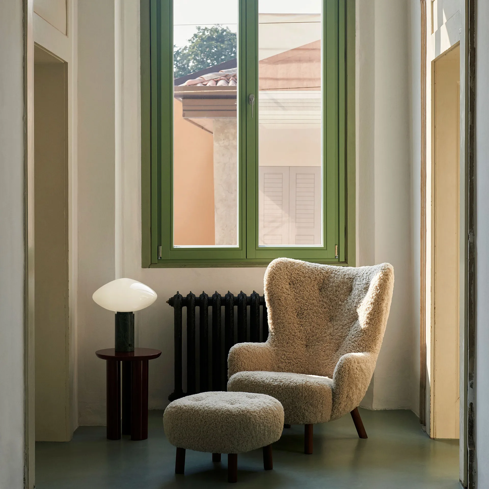 Fauteuil Petra VB3 High incl. pouf ATD1, Noix de Grenoble huilée-Sheepskin Moonlight &Tradition