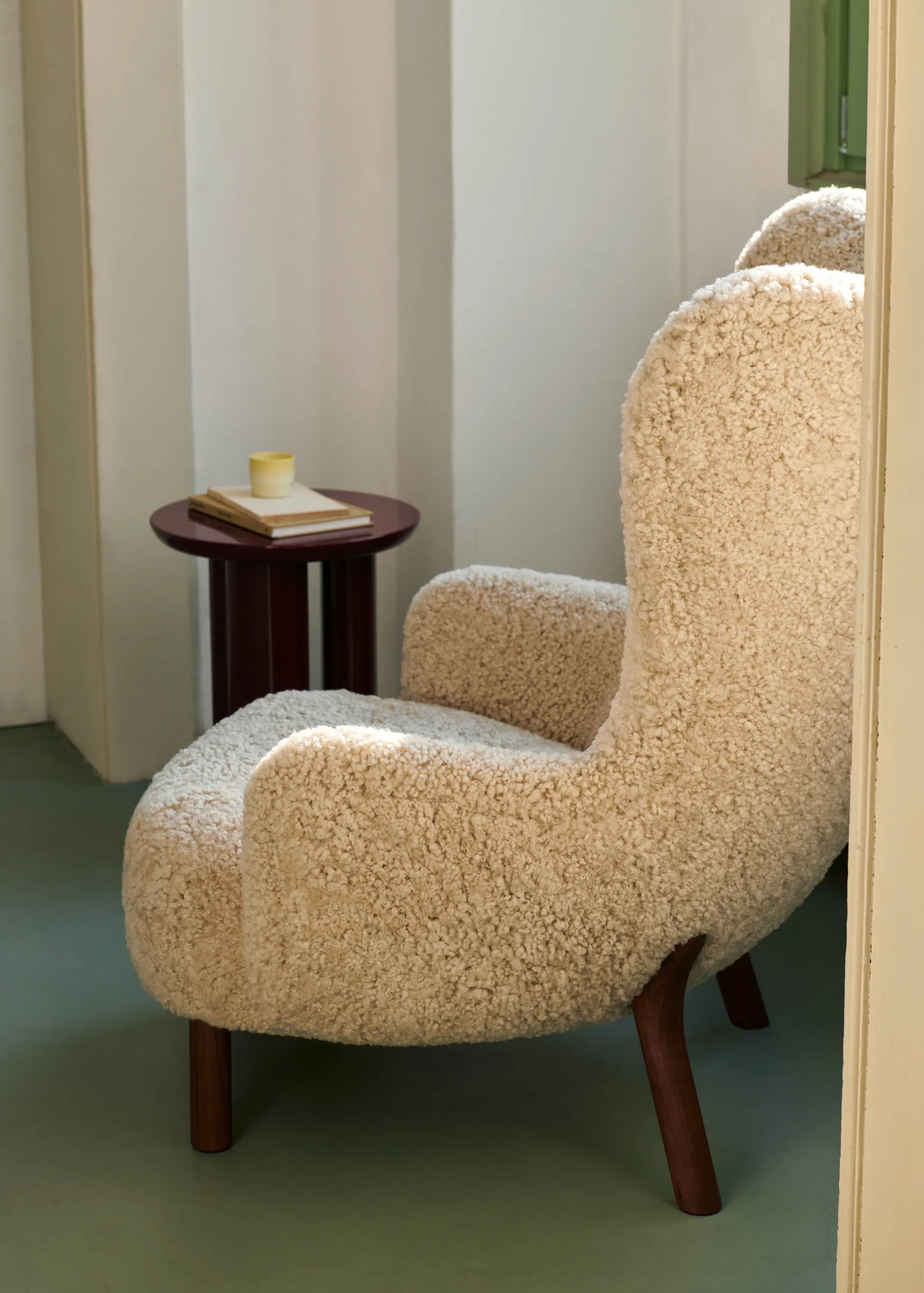 Fauteuil Petra VB3 High incl. pouf ATD1, Noix de Grenoble huilée-Sheepskin Moonlight &Tradition