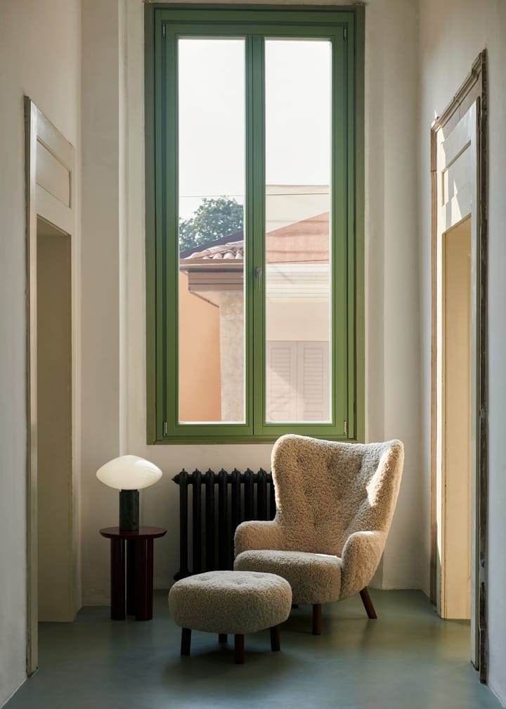 Fauteuil Petra VB3 High, Noix de Grenoble huilée-Sheepskin Moonlight &Tradition