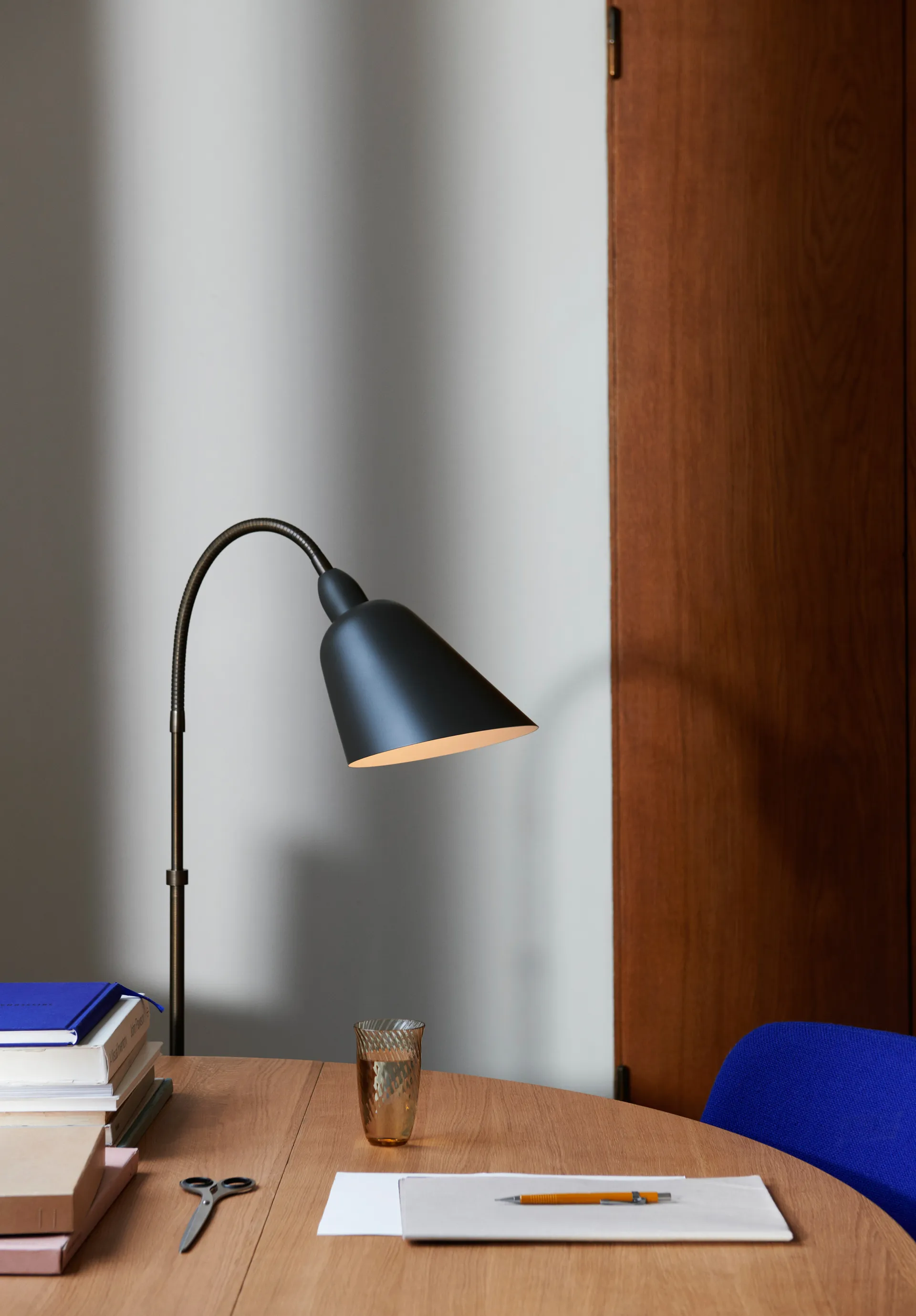 Lampadaire Bellevue AJ7 Anniversary Edition, Stone grey-bronzed brass &Tradition