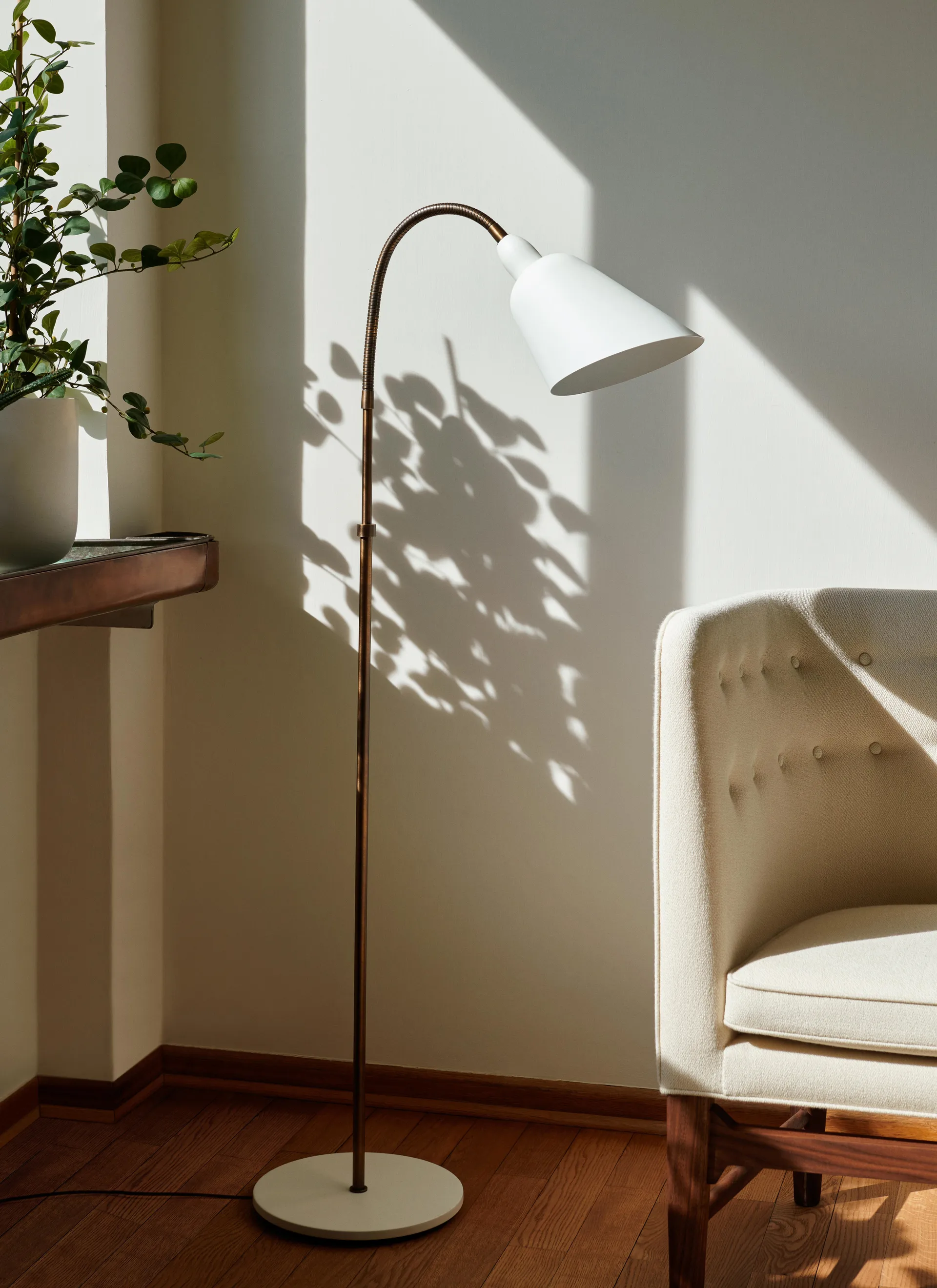 Lampadaire Bellevue AJ7 Anniversary Edition, White-bronzed brass &Tradition