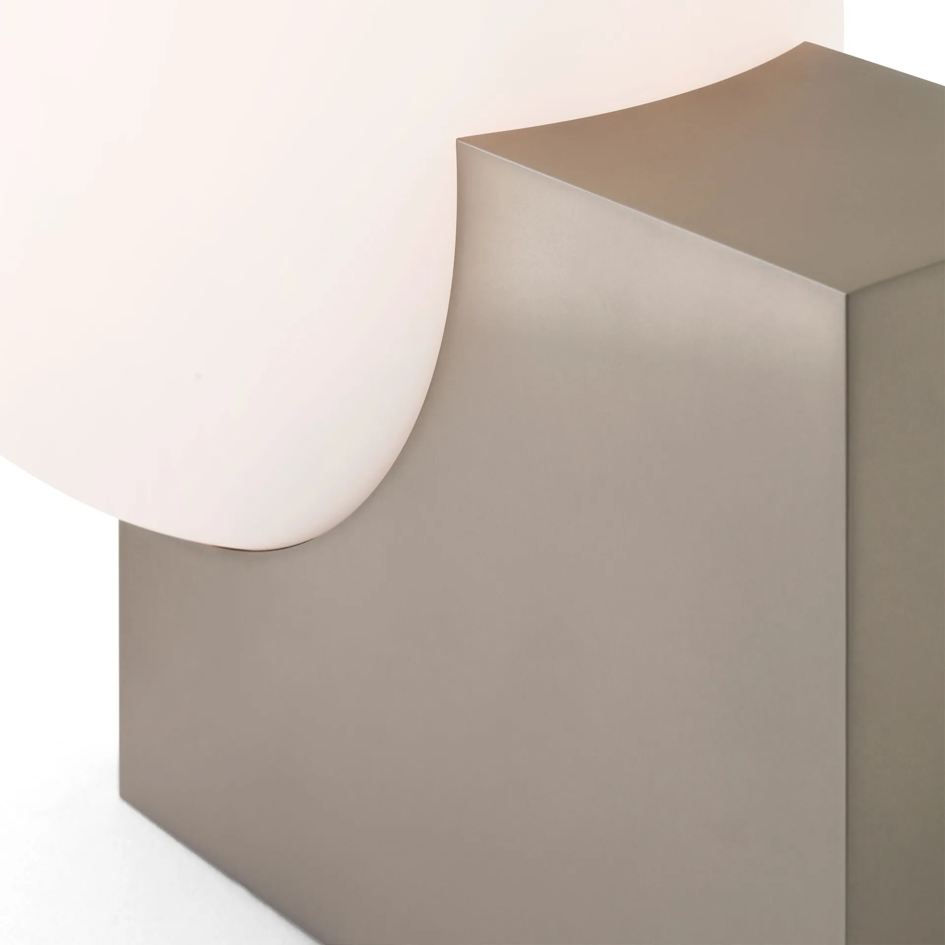 Lampadaire Journey SHY4, Acier brossé-verre opale &Tradition