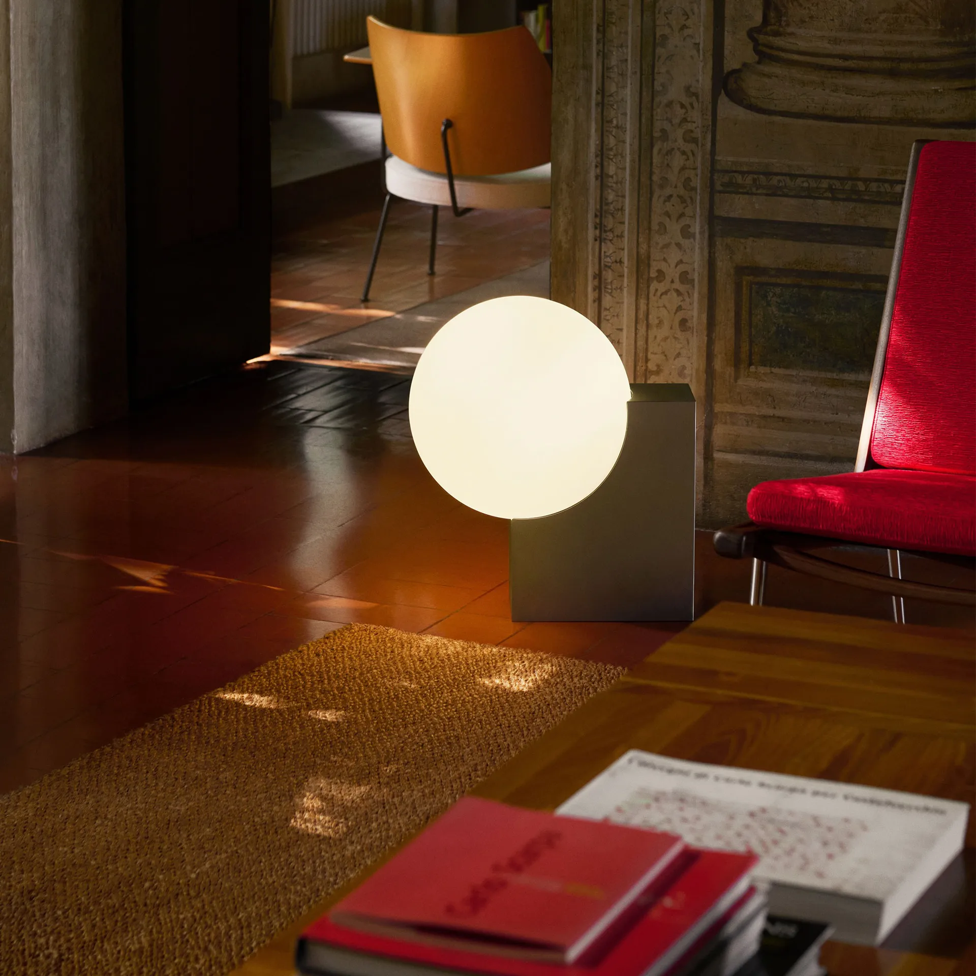 Lampadaire Journey SHY4, Acier brossé-verre opale &Tradition