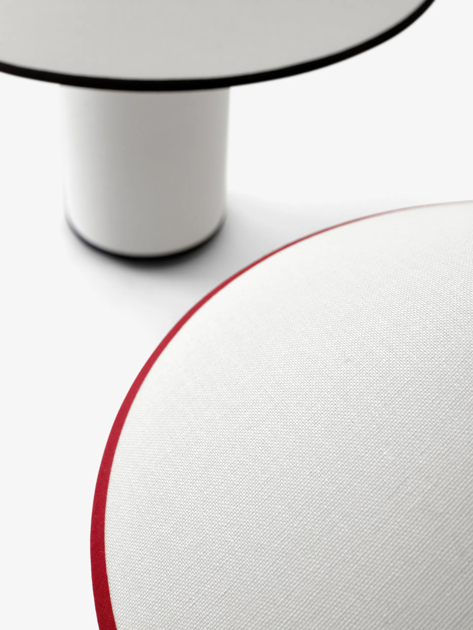 Lampe de table Colette ATD6, blanc et merlot &Tradition