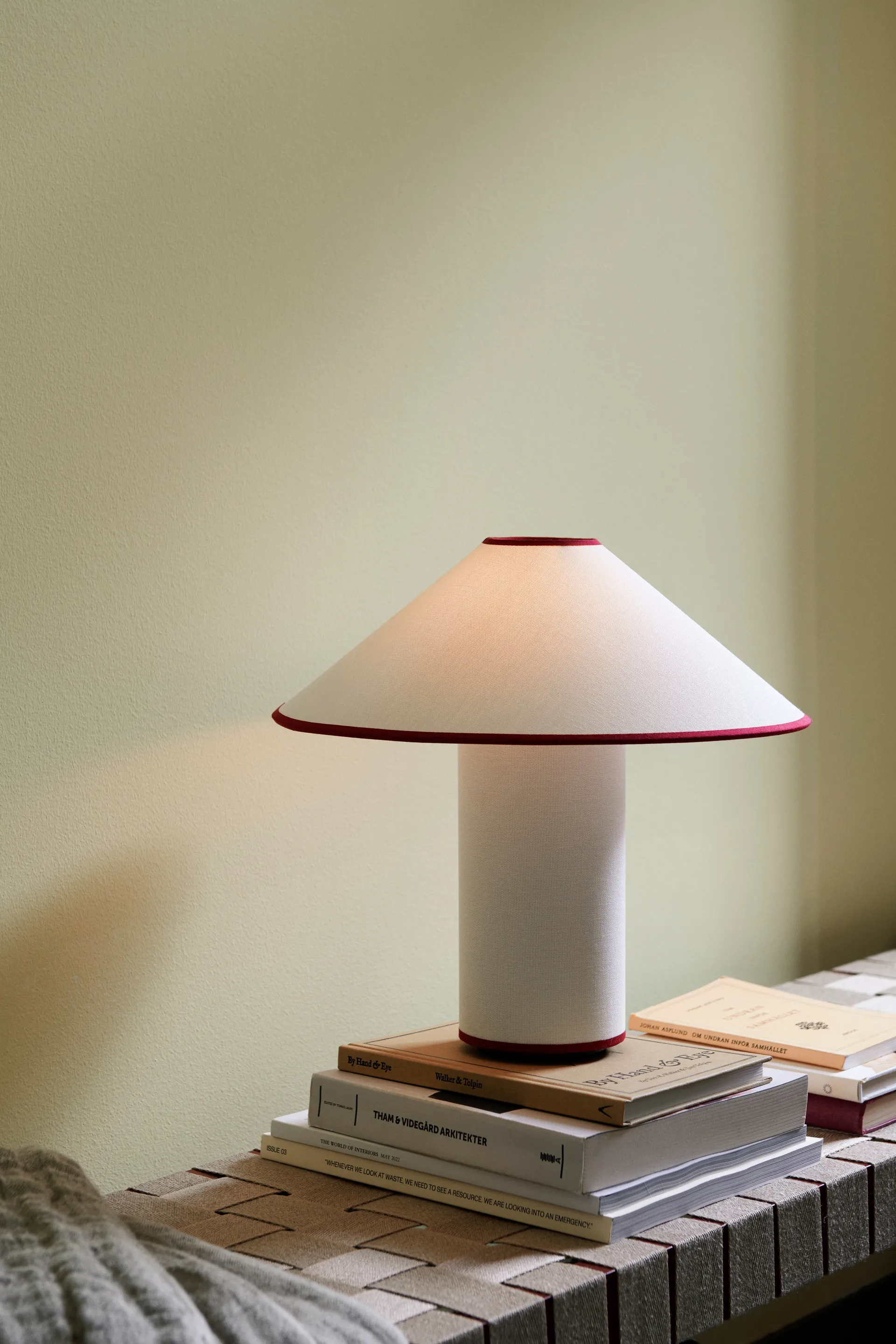 Lampe de table Colette ATD6, blanc et merlot &Tradition