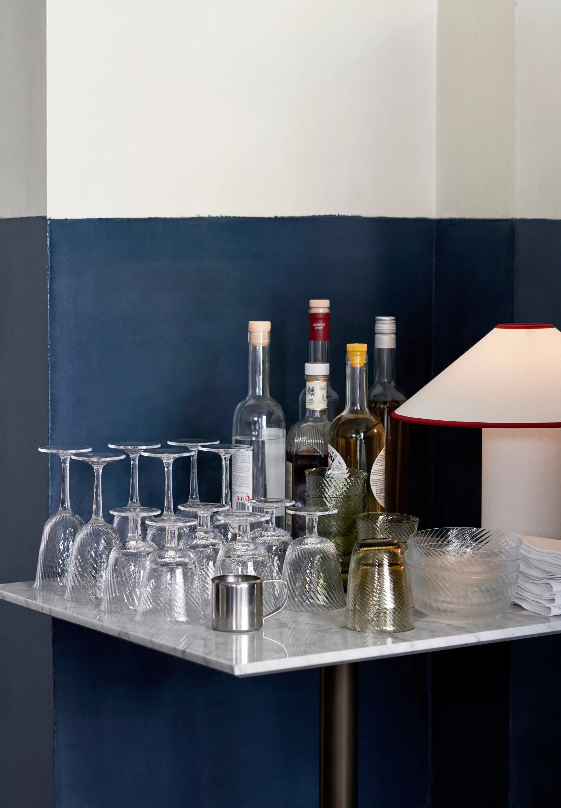 Lampe de table Colette ATD6, blanc et merlot &Tradition
