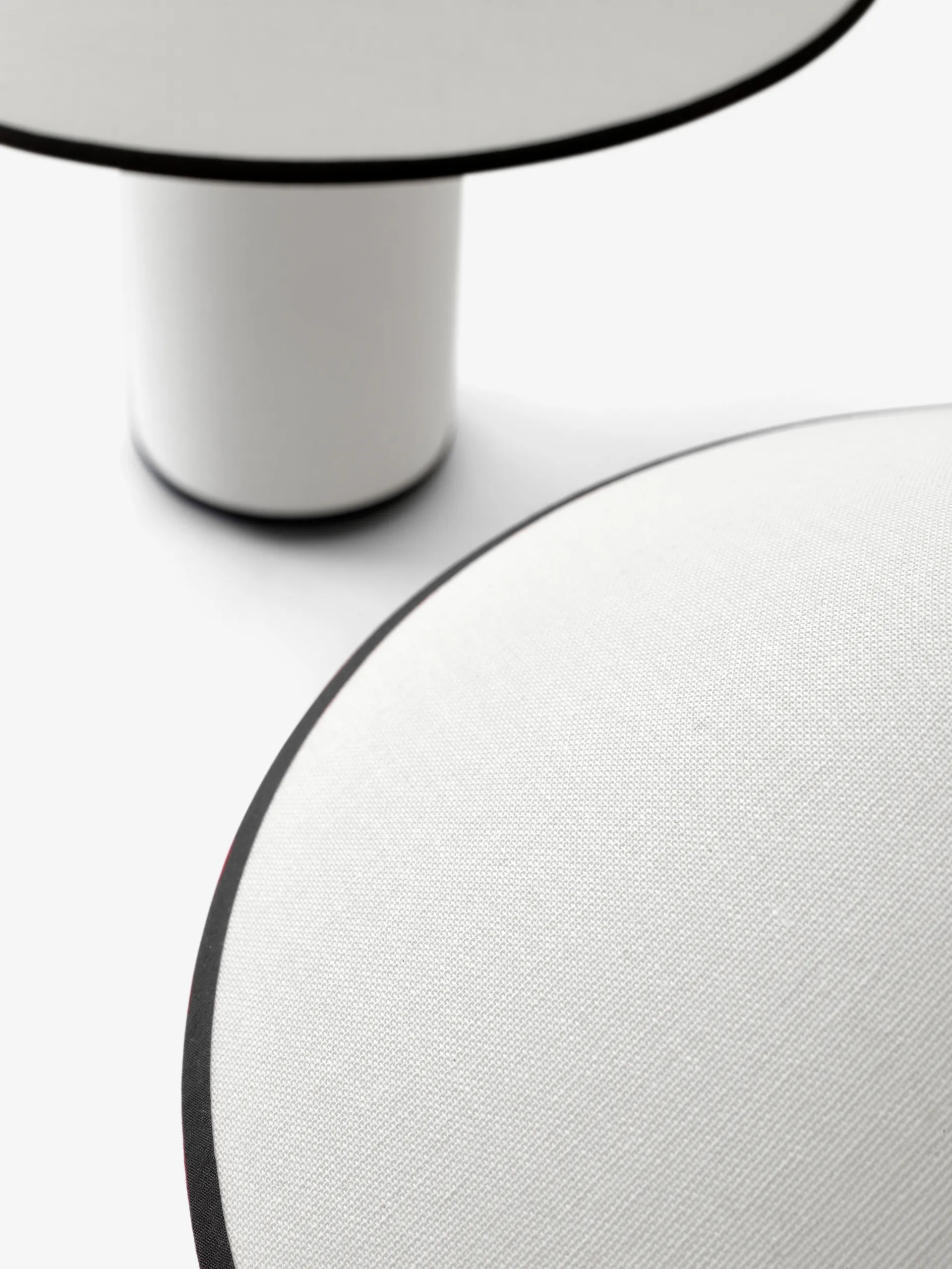 Lampe de table Colette ATD6, Noir et blanc &Tradition