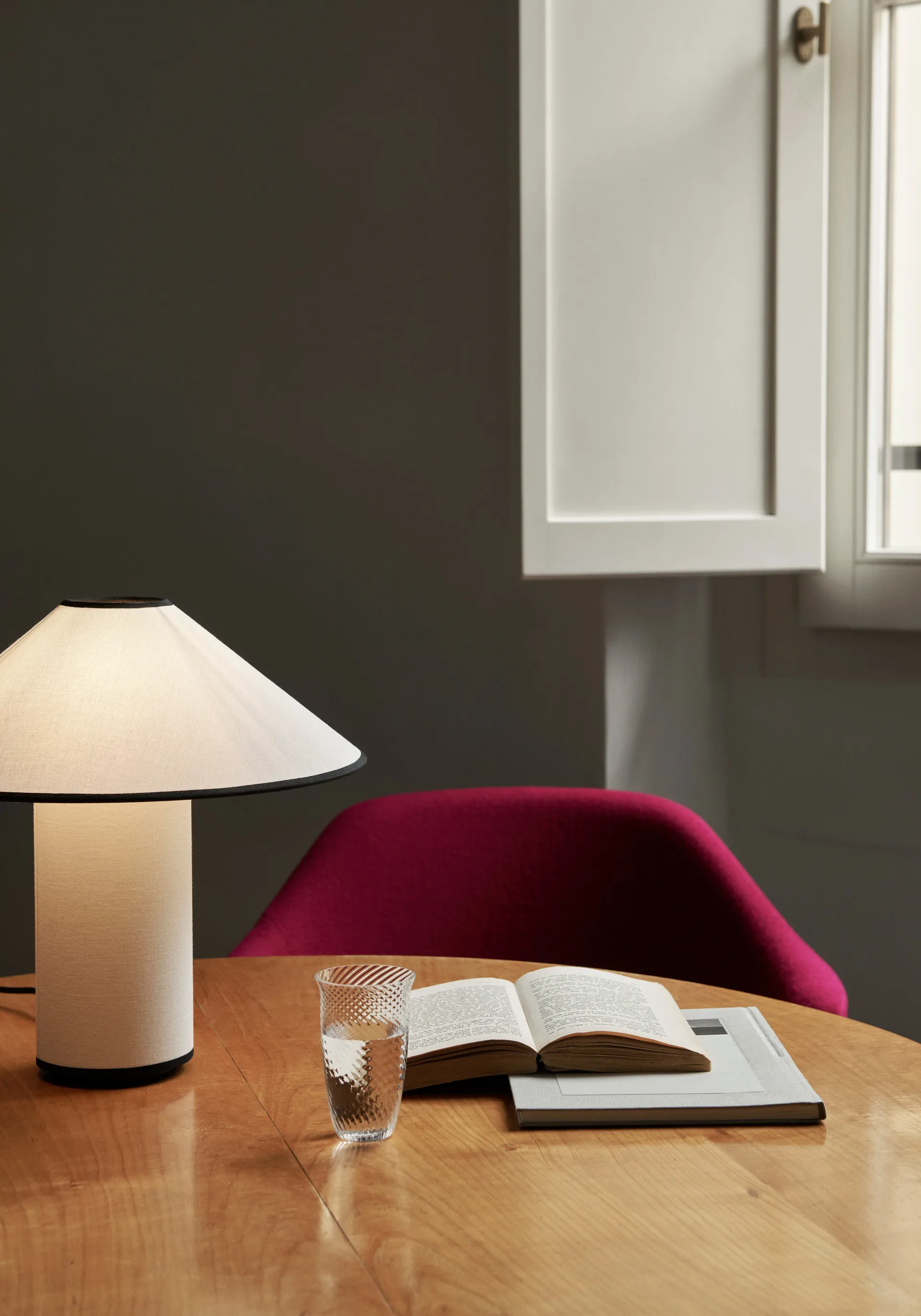 Lampe de table Colette ATD6, Noir et blanc &Tradition