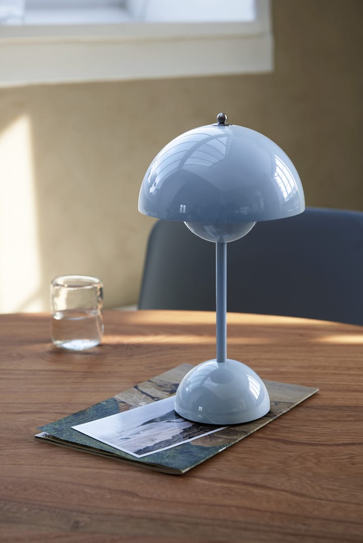 Lampe de table Flowerpot portable VP9, Light blue &Tradition