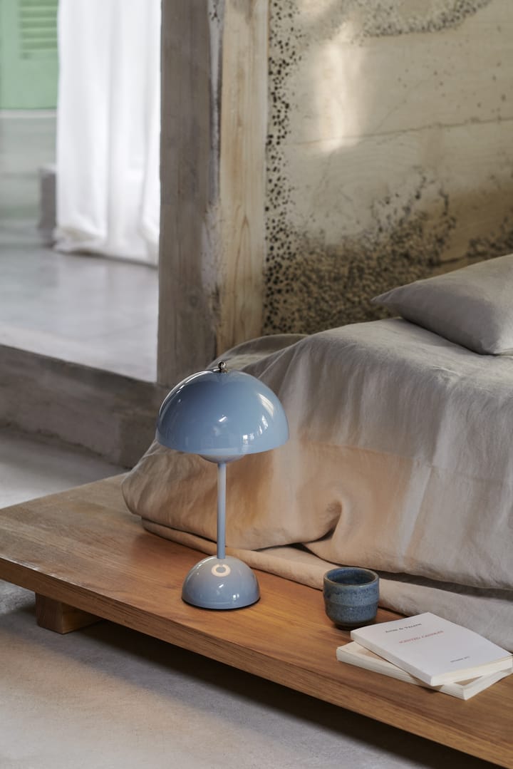 Lampe de table Flowerpot portable VP9, Light blue &Tradition