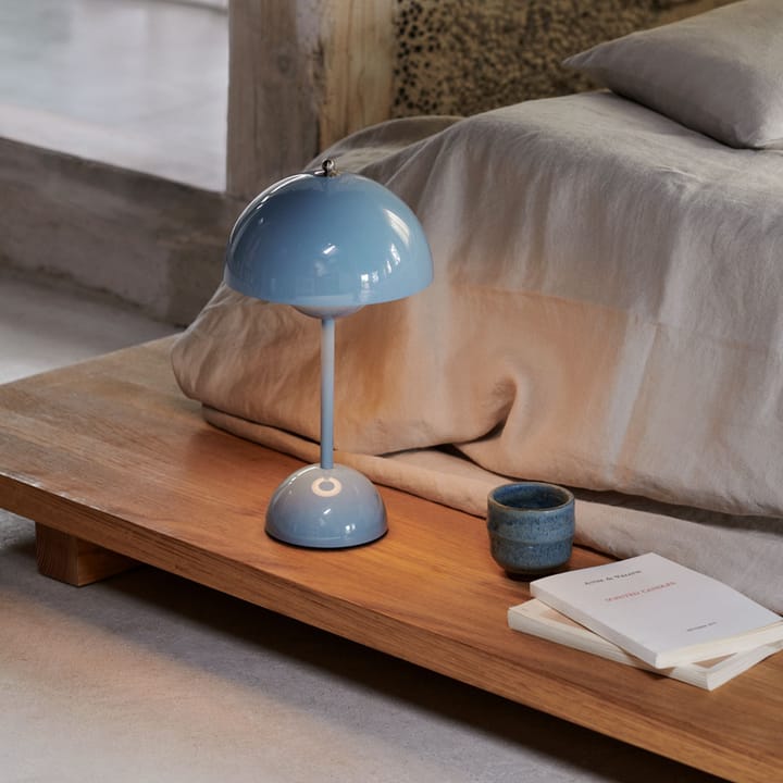 Lampe de table Flowerpot portable VP9, Light blue &Tradition