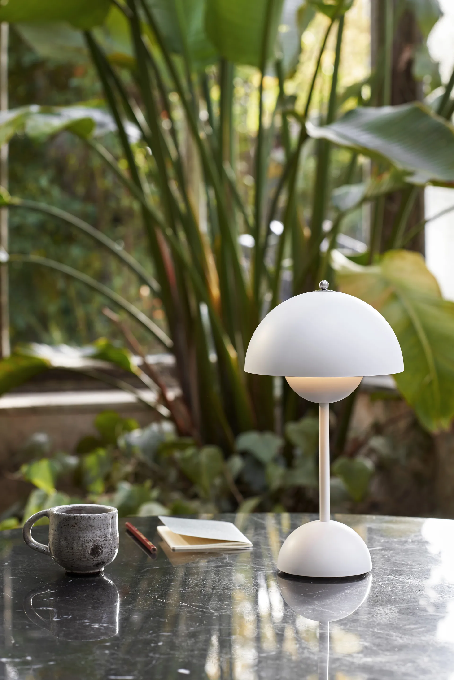 Lampe de table Flowerpot portable VP9, Matt white &Tradition