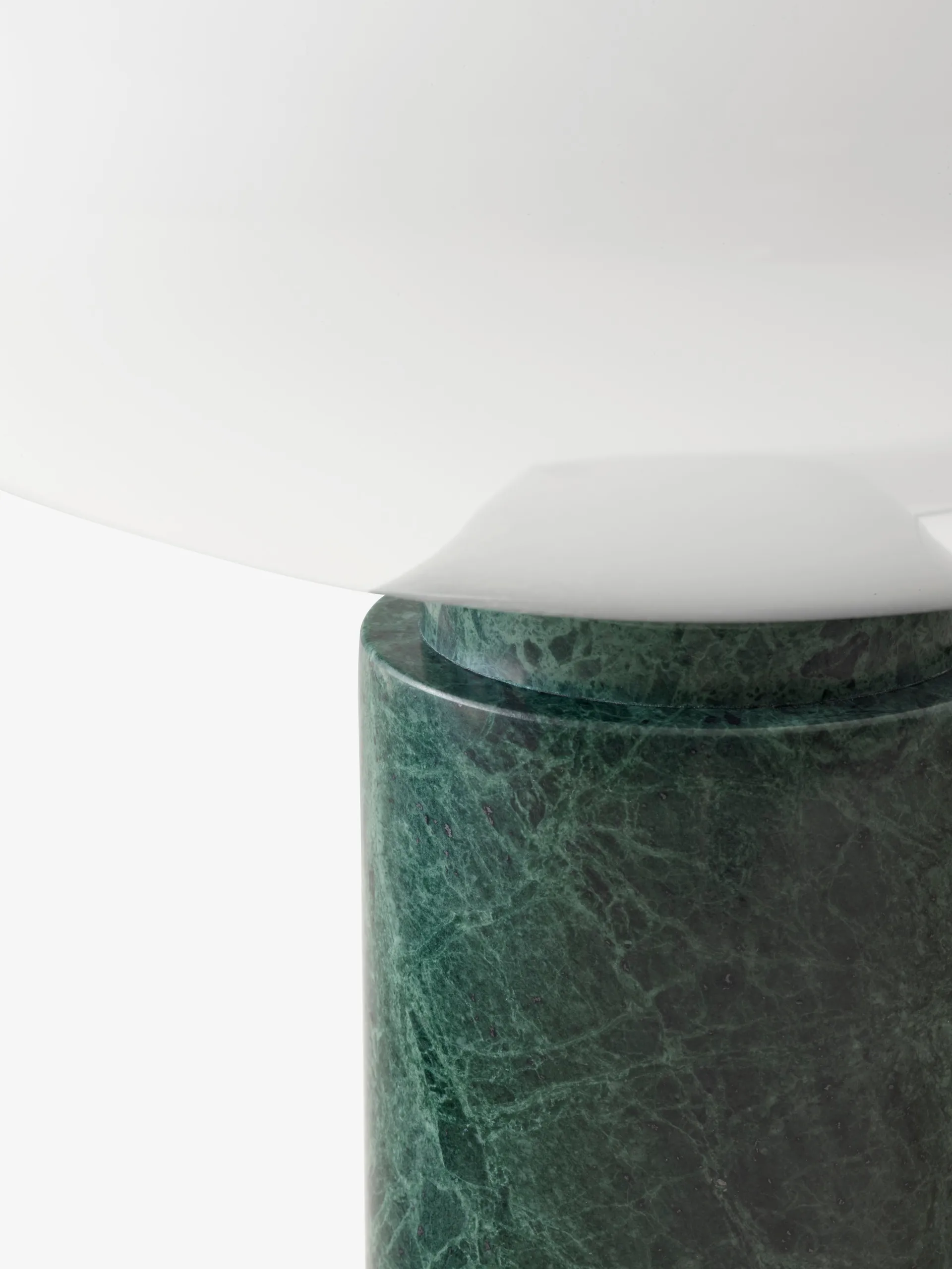 Lampe de table Mist AP17 Ø37 cm, Matt White & Guatemala Verde &Tradition